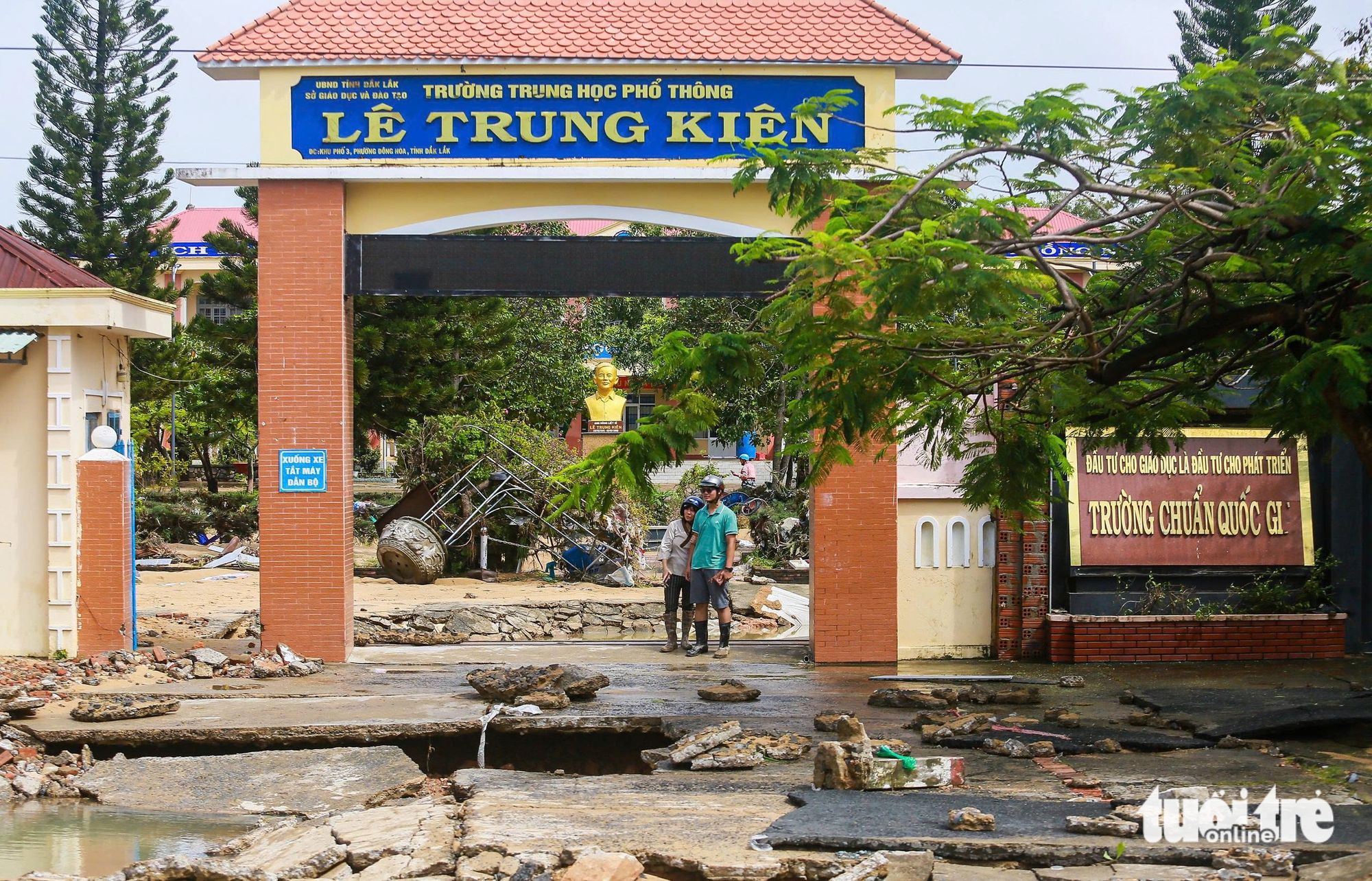 许多洪水地区的学校紧急修复以迎接学生返校