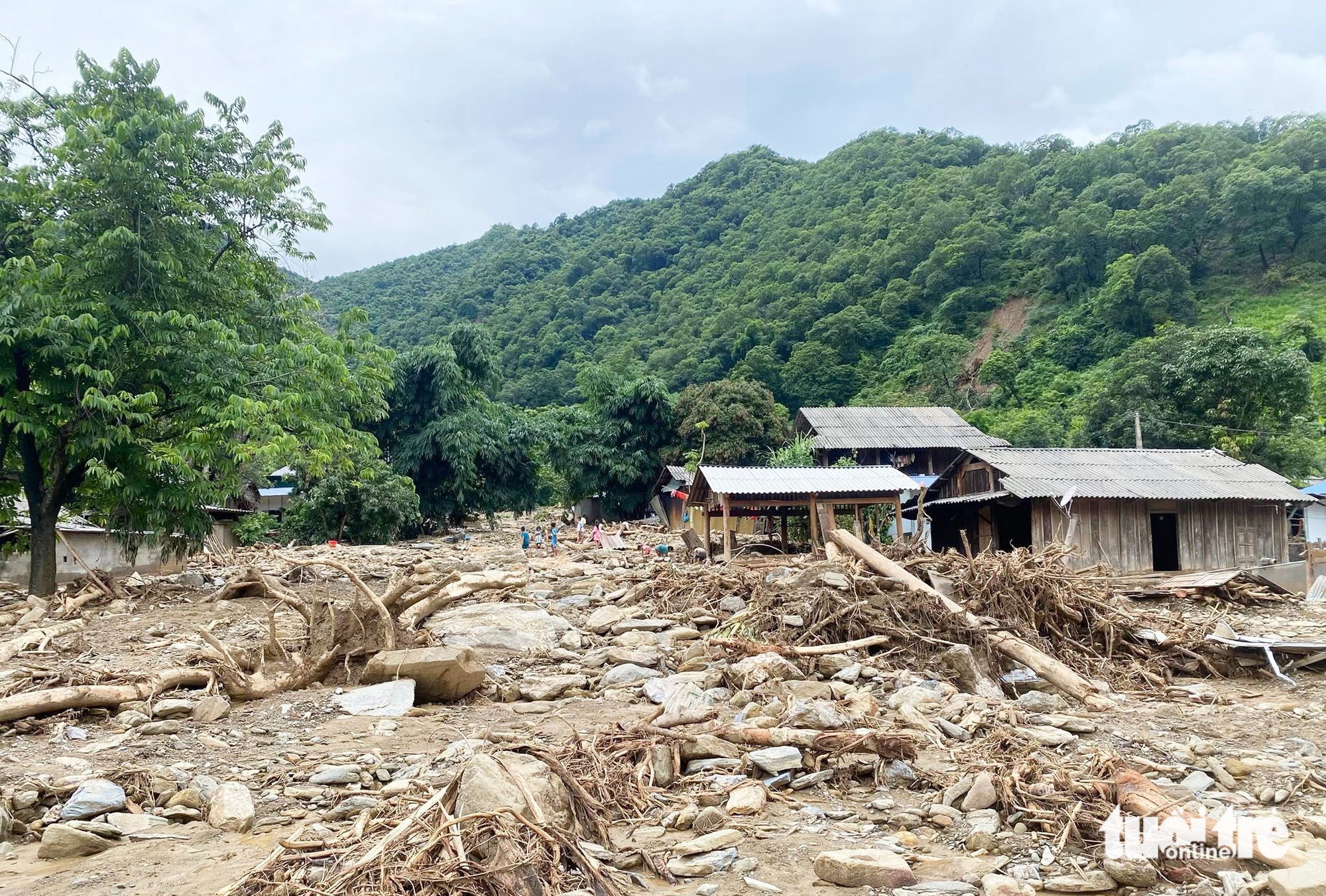老挝人民被洪水隔离，游泳过河求救得到越南义安人民的救援物资分享