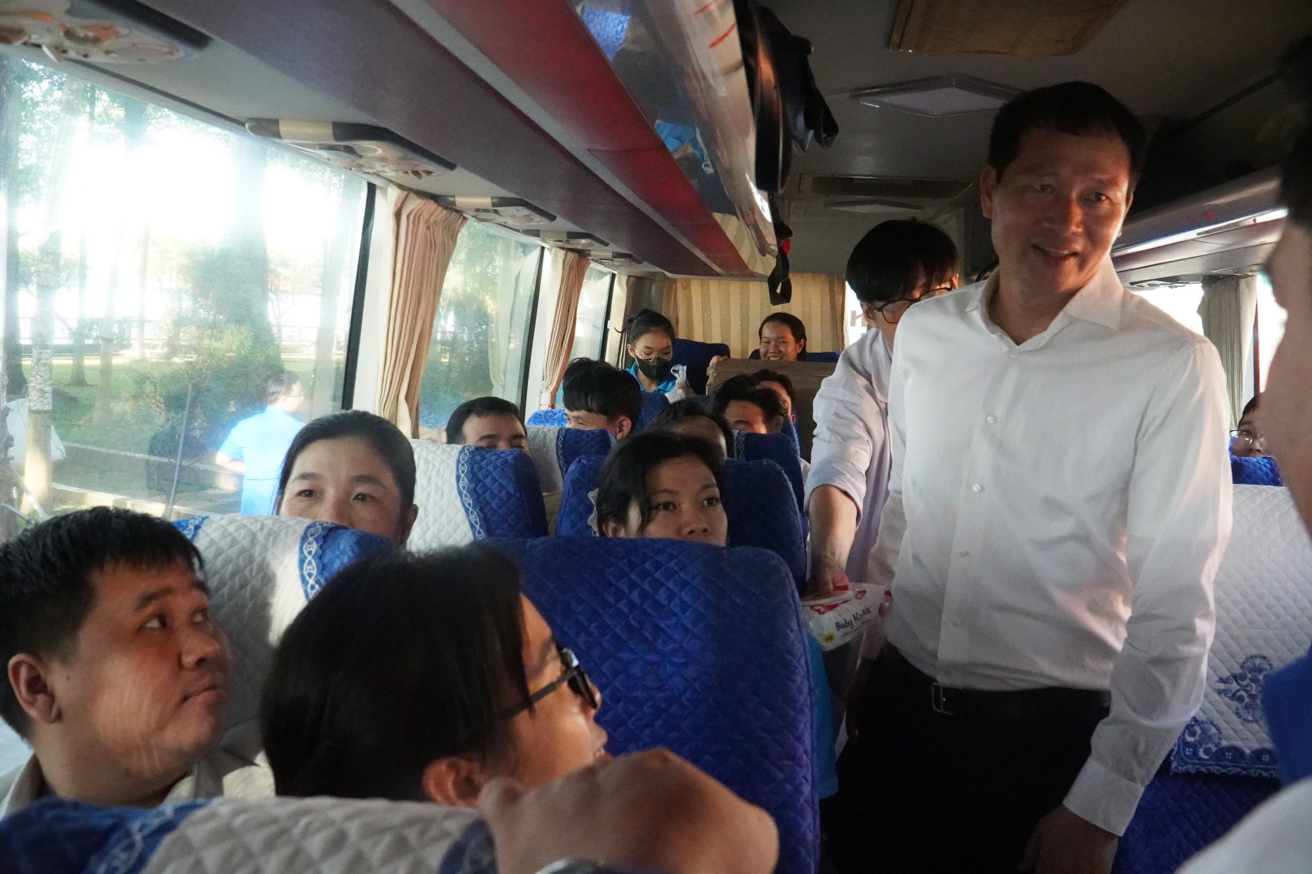 同奈省派遣近300名医务人员和志愿者前往得乐省帮助民众应对洪灾