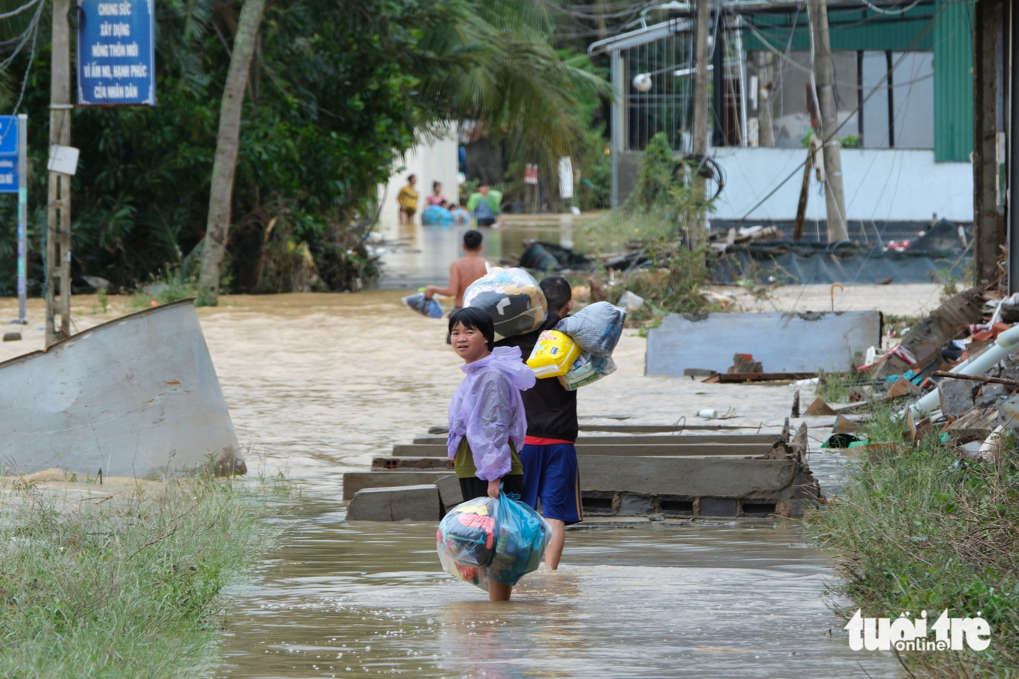 在洪水中浸泡两天后，庆和省延庆县国道1号沿线的1000户居民被疏散