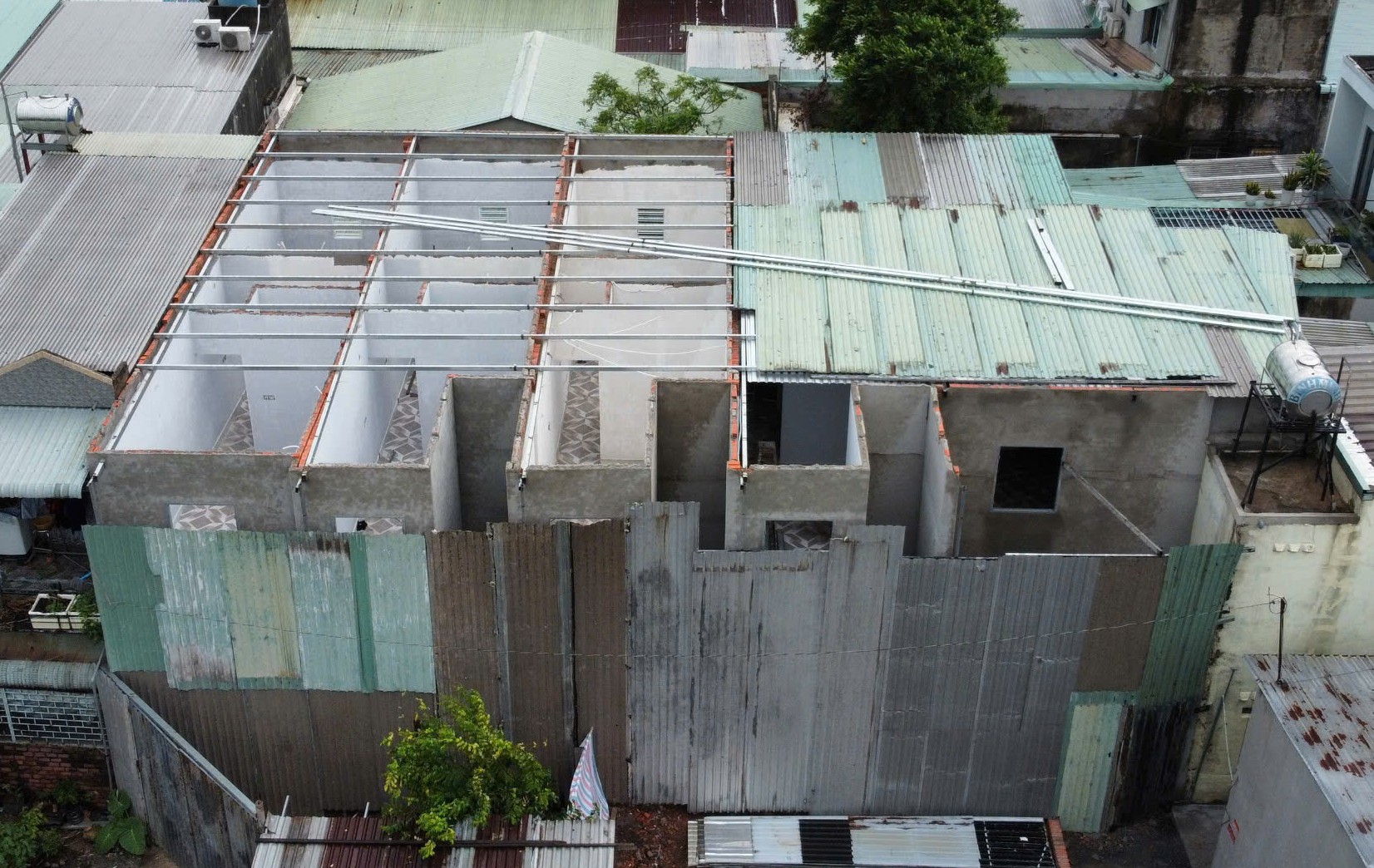 非法建筑，门牌号缺失，Thới An 坊报告已拆除，实际尚未完成