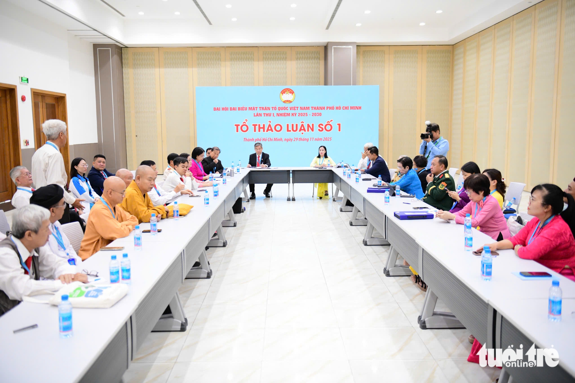 越南胡志明市祖国阵线大会上的许多热心贡献