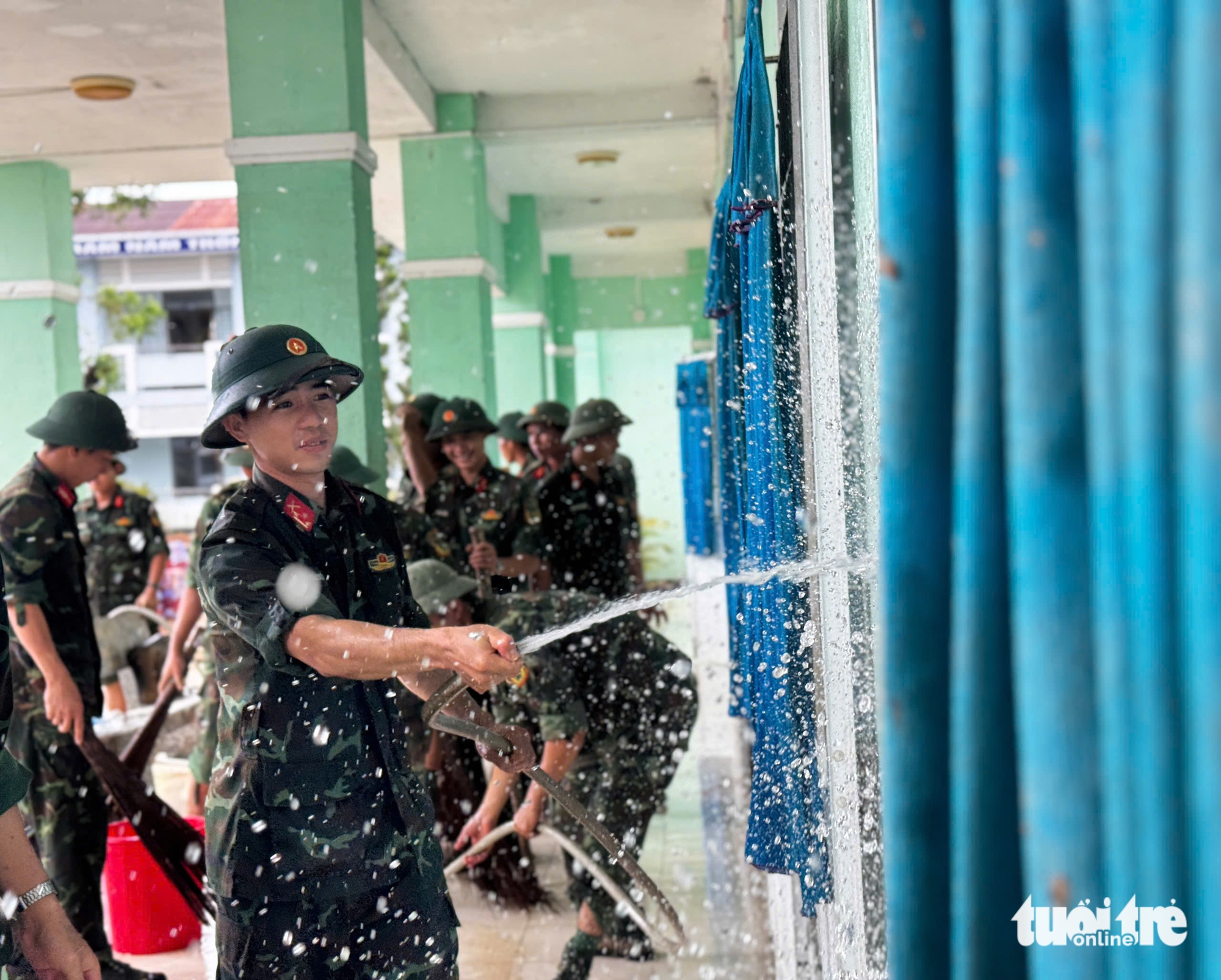 许多洪水地区的学校紧急修复以迎接学生返校
