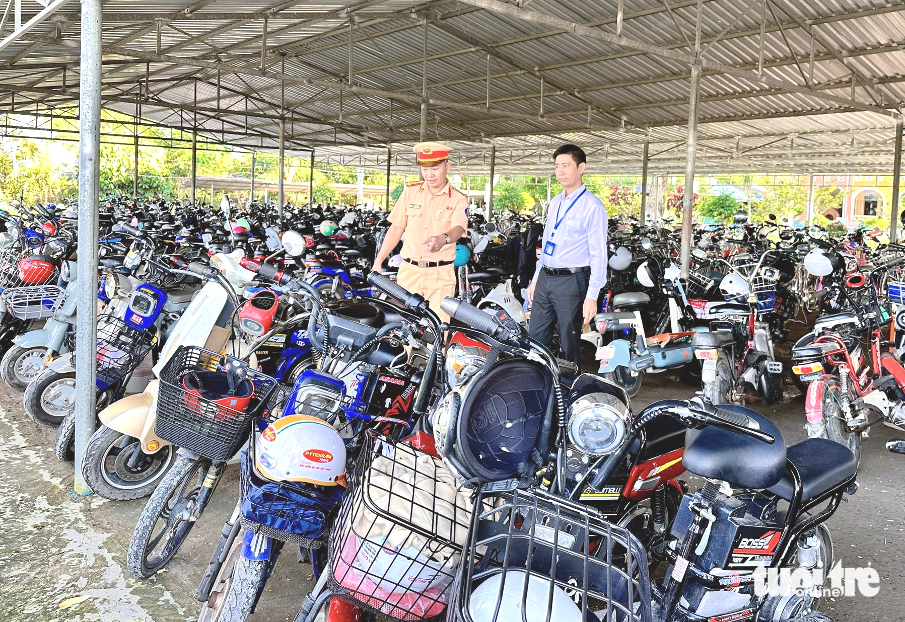 同塔省交警检查学校停车场，发现151名学生违规
