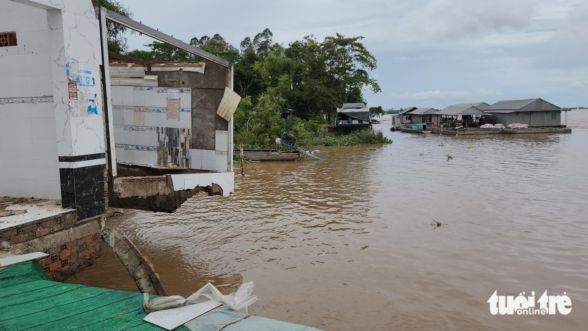 洪水上涨结合潮汐导致西部多省发生山体滑坡