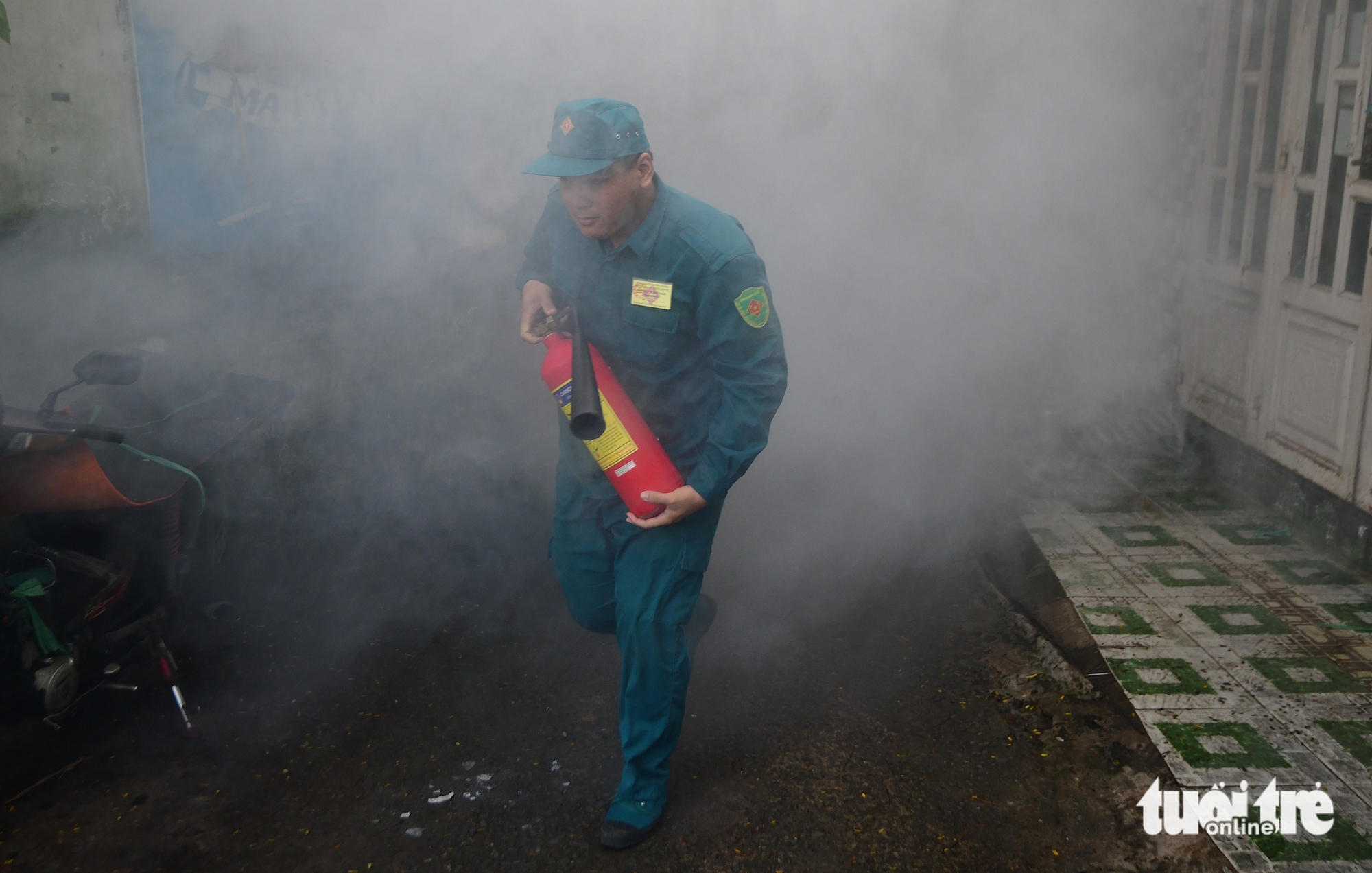 春和坊进行消防演练，指导居民在封闭场所逃生