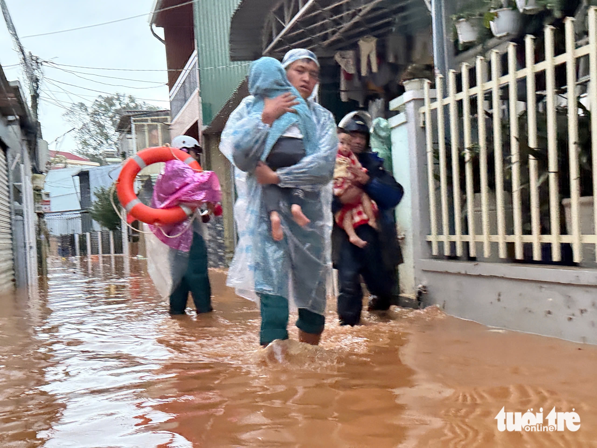 大雨后大叻深陷洪水，数百人被迫疏散
