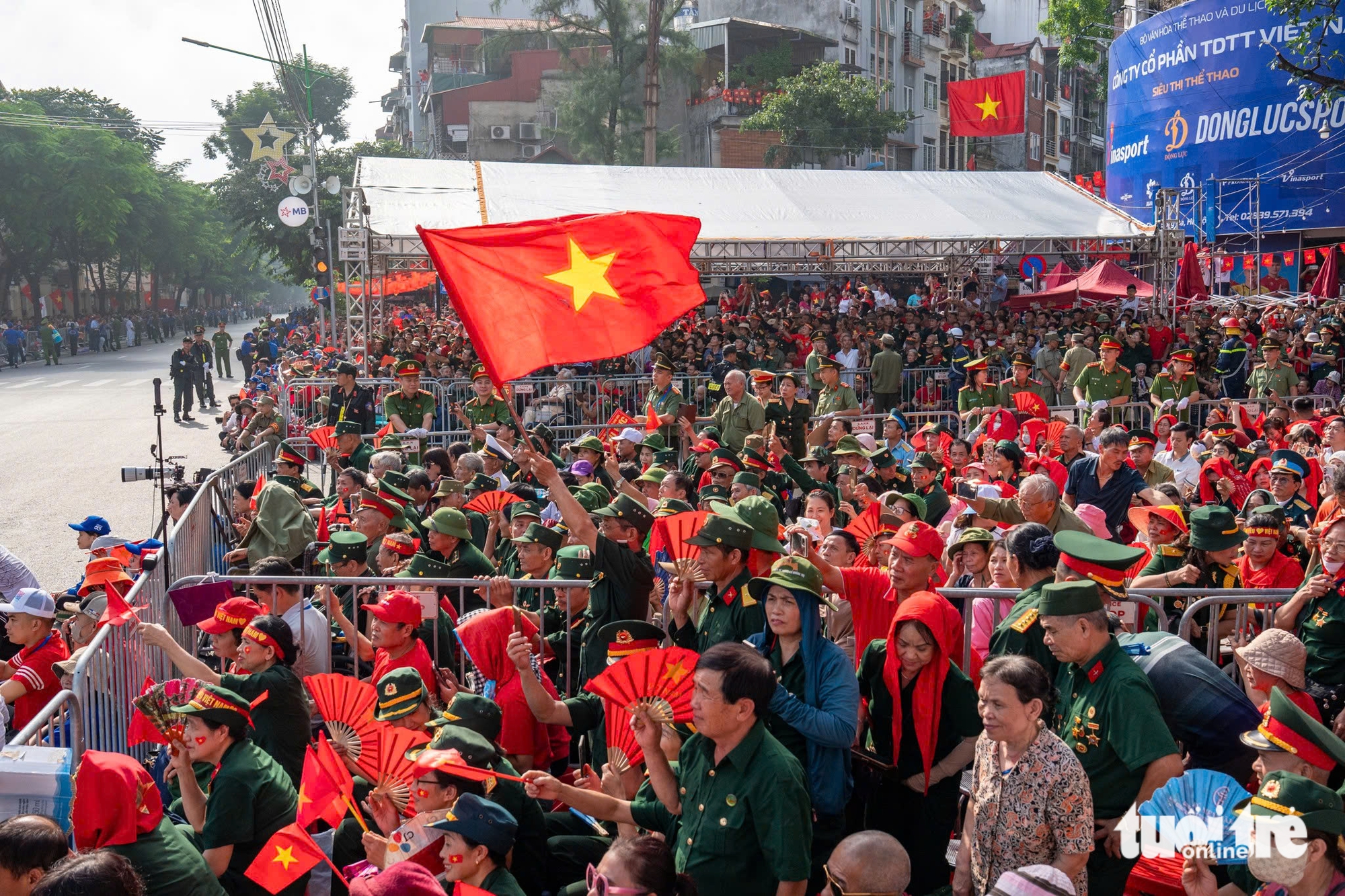阅兵队伍在人民的欢呼声中行进