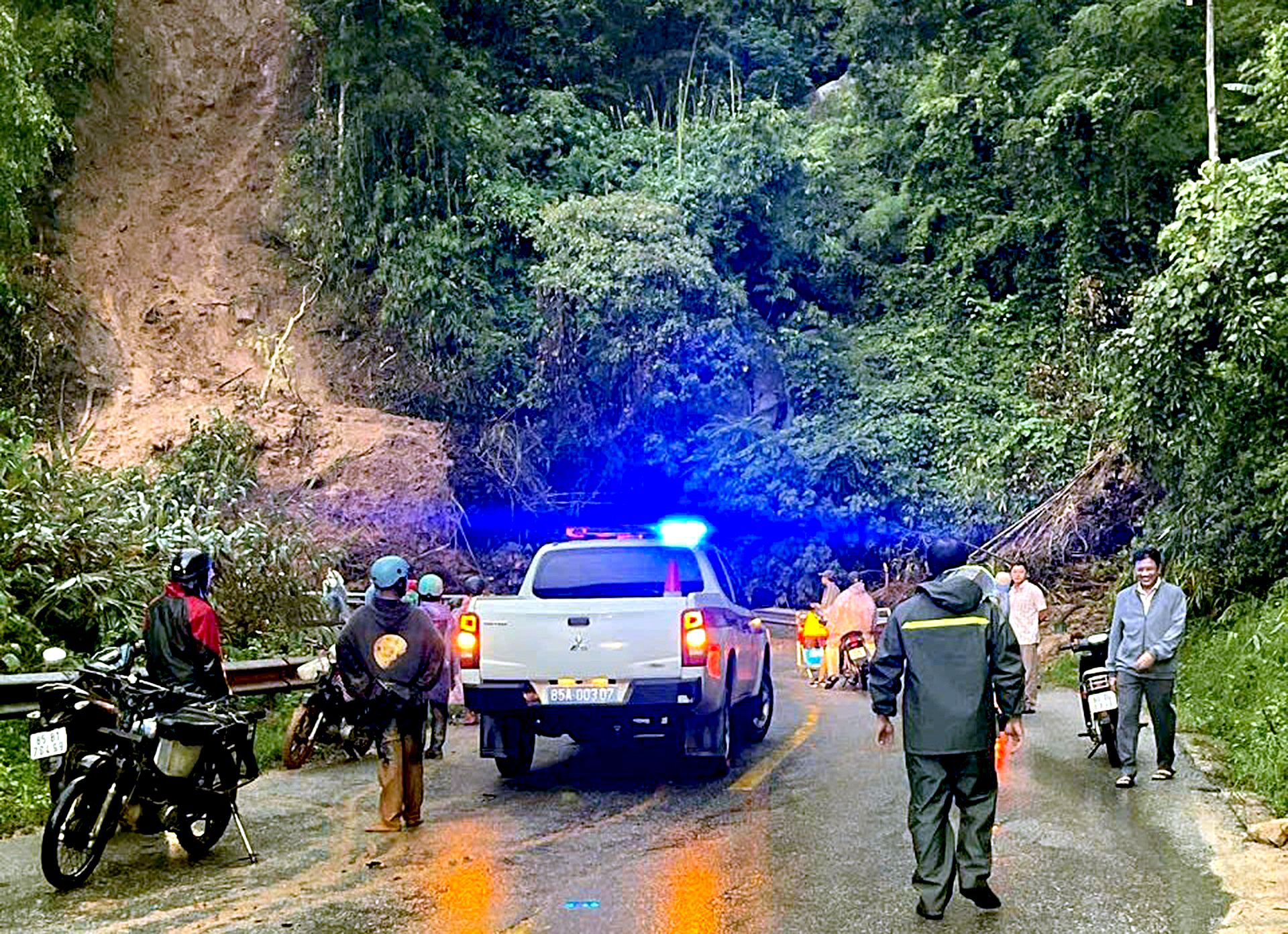 Ngoạn Mục山口已通车但仍存在滑坡风险