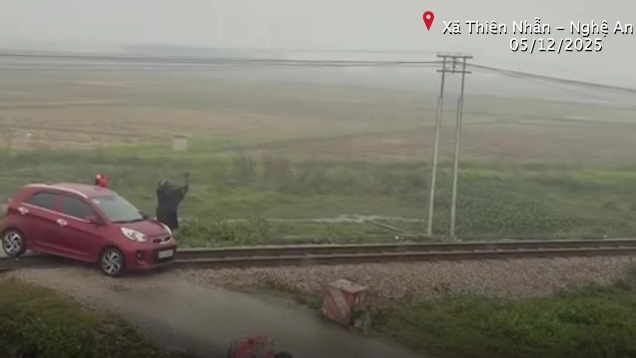 因汽车卡在铁轨上被罚款500万越南盾