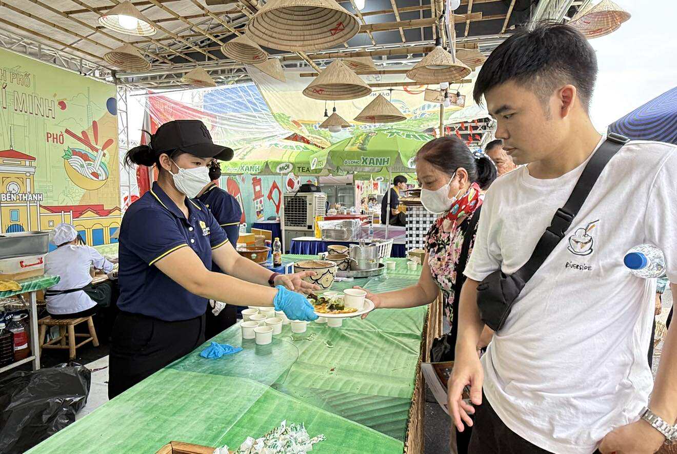 游客排队等待品尝西贡美食在A80展览