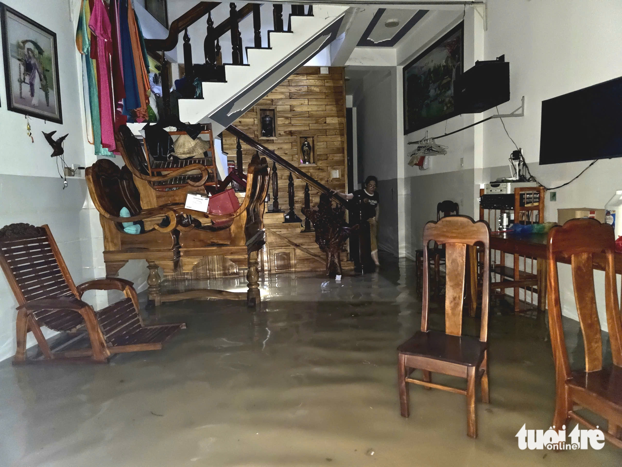 刚过去的台风，洪水淹没屋顶，民众措手不及