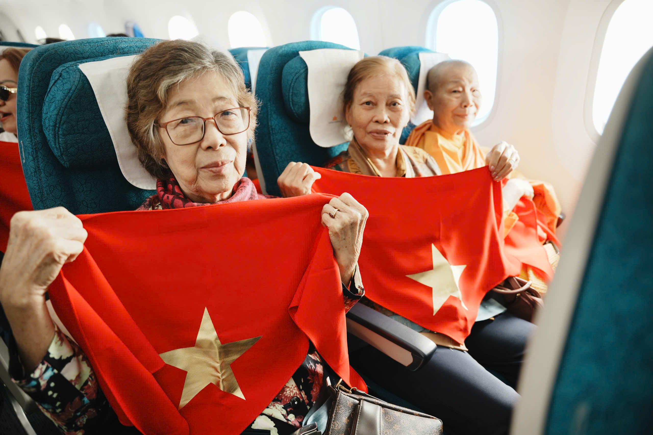 '爱国团体'乘坐超特殊航班前往首都参加大典
