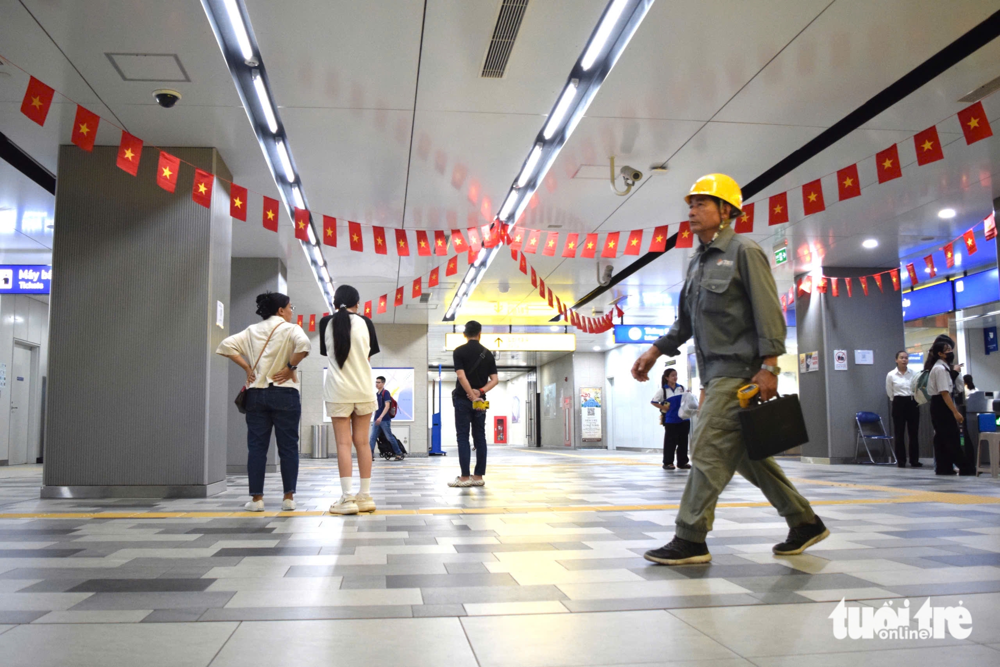 胡志明市街道上国旗飘扬，庆祝9月2日国庆80周年