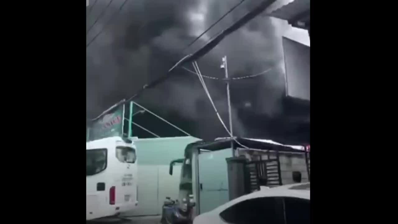 胡志明市居民区停车场发生火灾