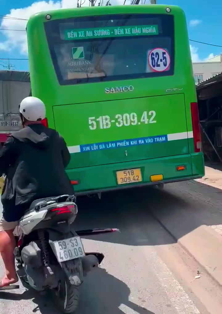 公交车司机因担心迟到而将车开上人行道被记录违规