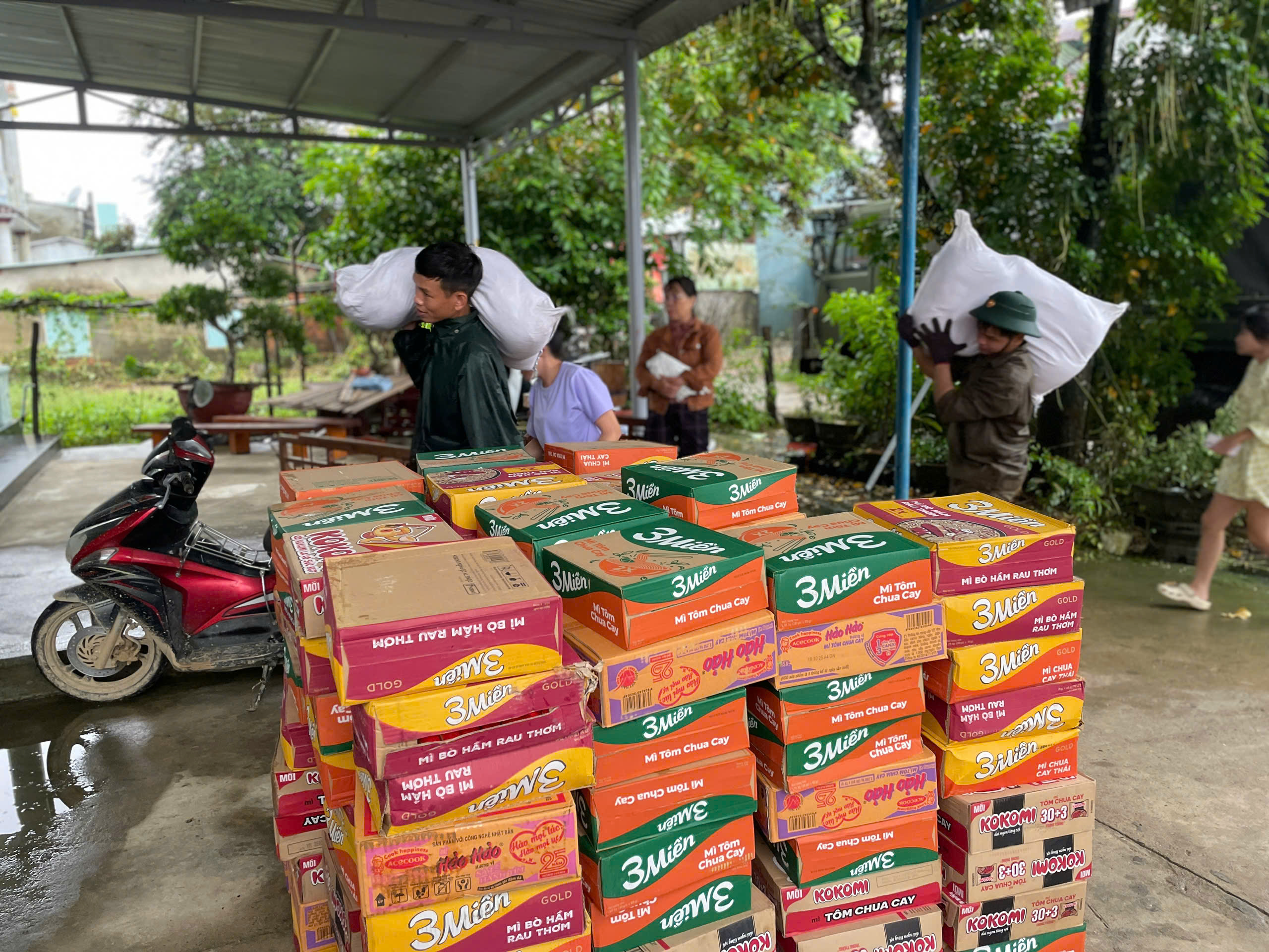 为3000户滑坡地区居民背送粮食补给