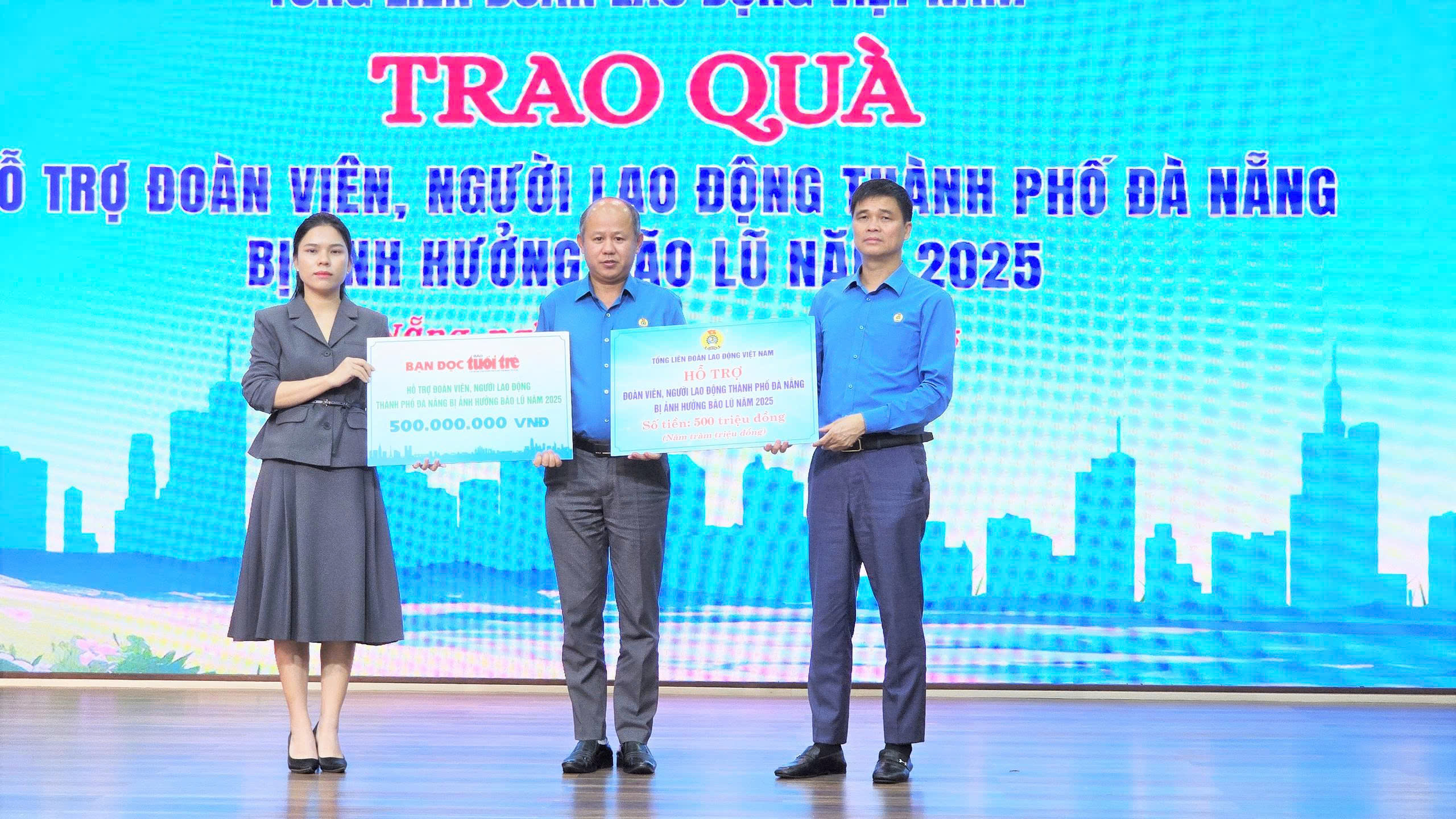越南总工会与《青年报》向岘港工人提供10亿越南盾洪水后援助