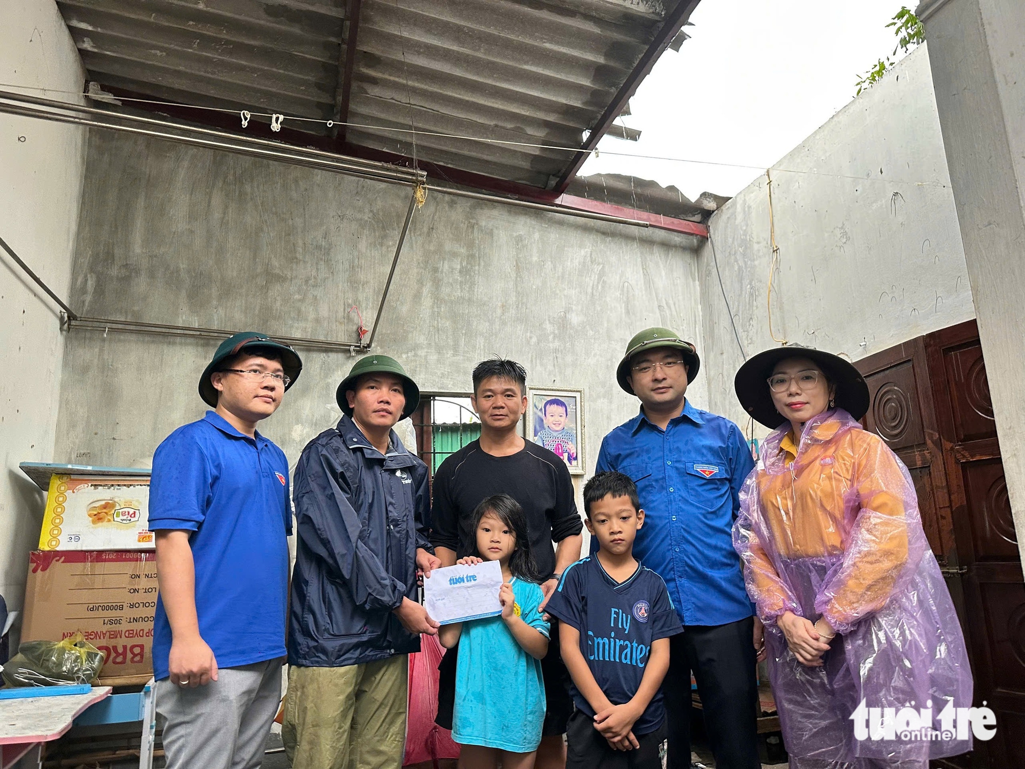 中部居民在布洛伊台风后收到重铺屋顶资金时感动不已