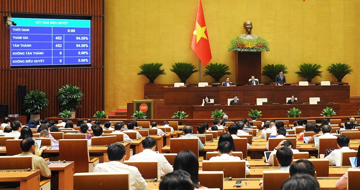 国会代表穿带有不涉及物质利益的标志的衣服不是广告，但是...