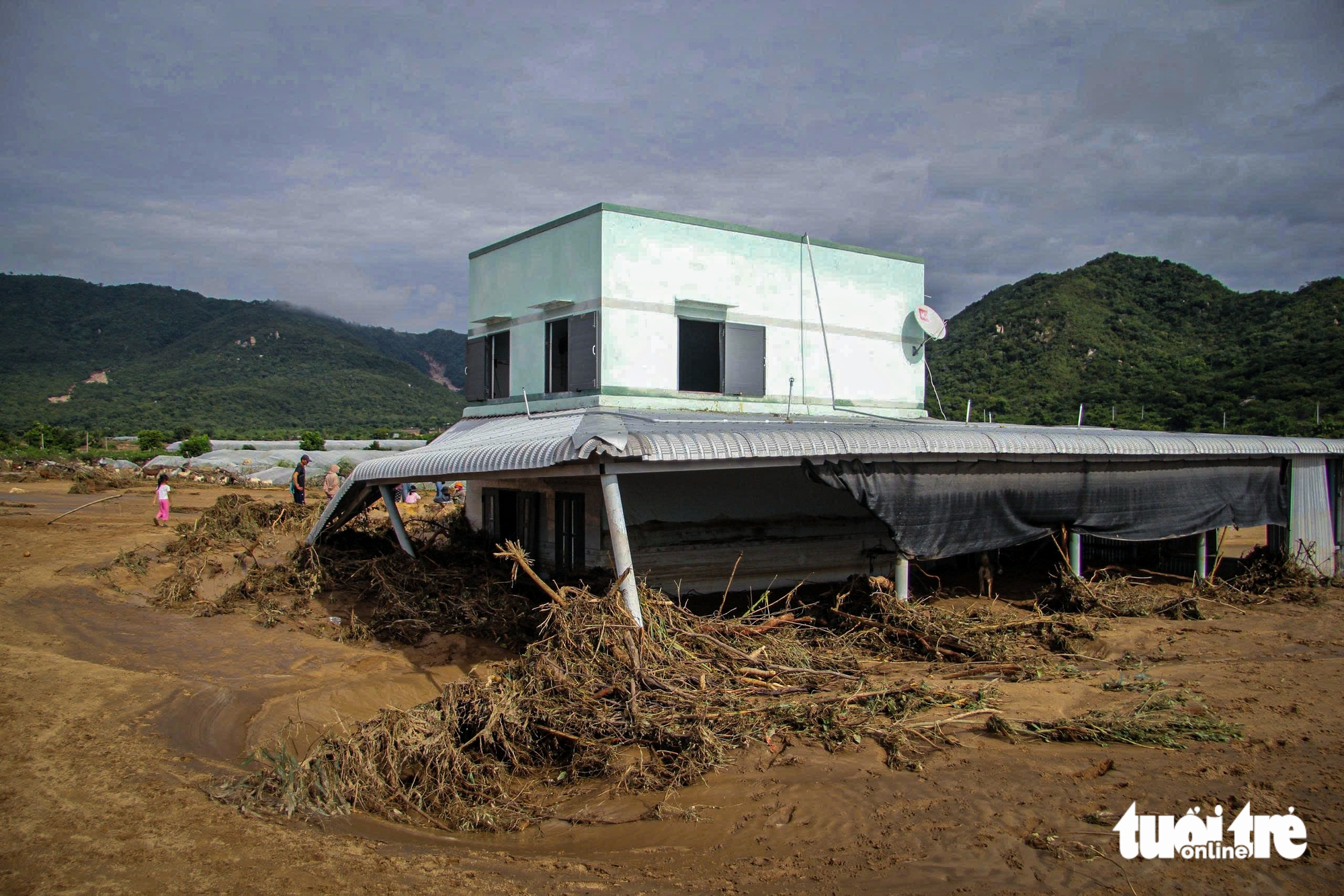 绥丰自建水库溃坝：民众愤怒，要求追究责任