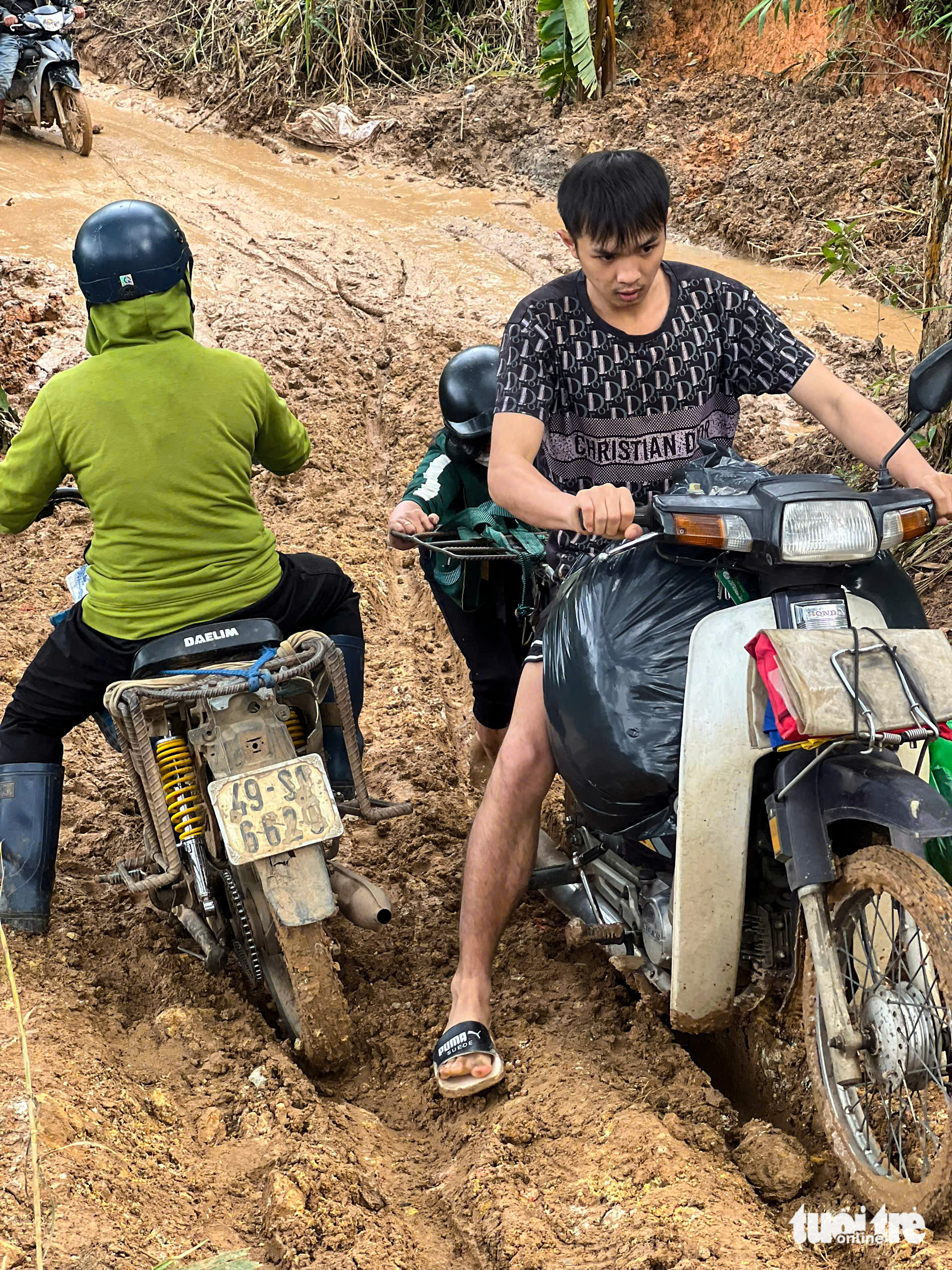 达叻山口长期关闭，民众泥泞跋涉穿越森林