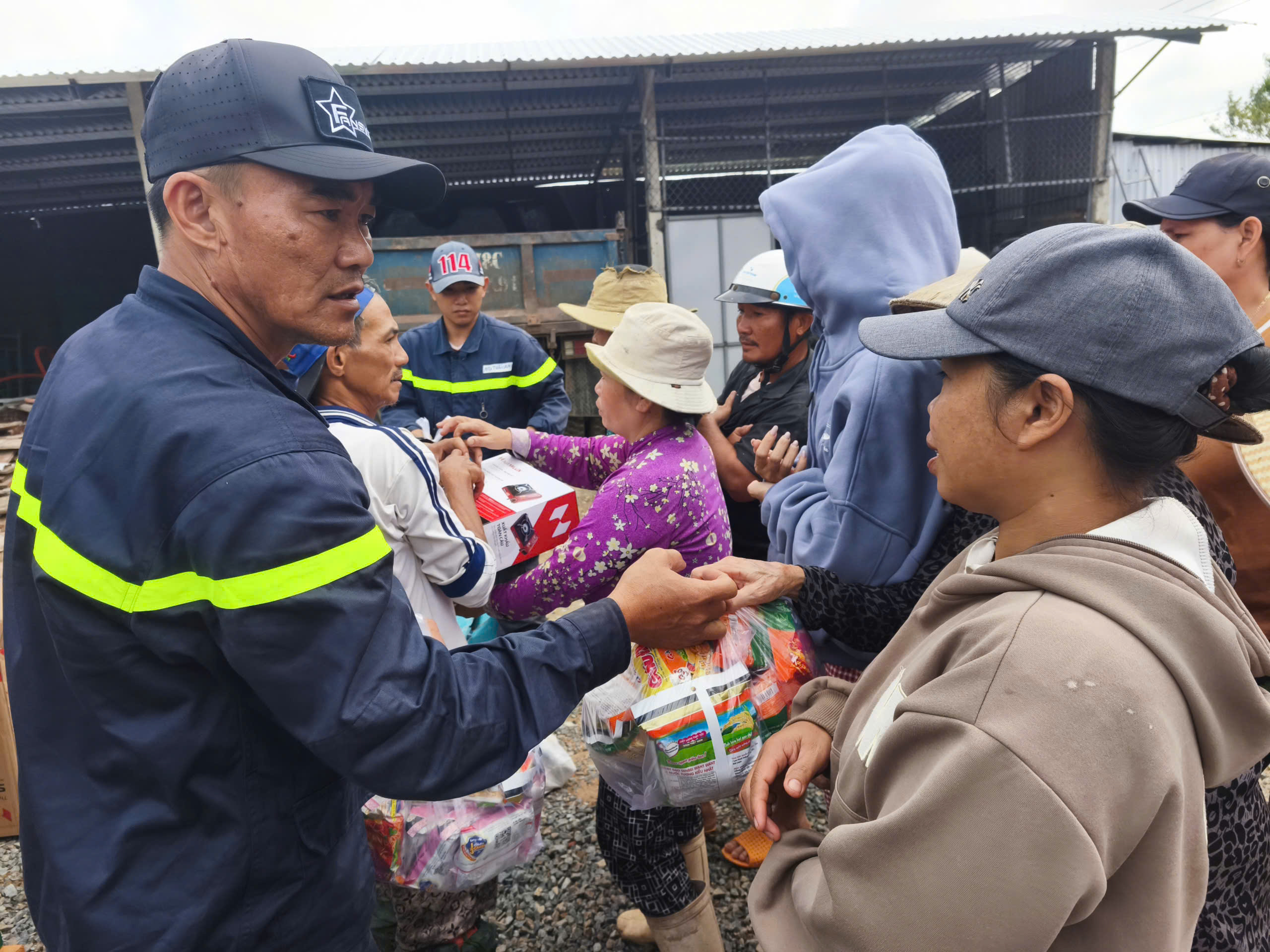 胡志明市消防员前往旧富安省支援洪水后灾民，交付近100吨救援物资