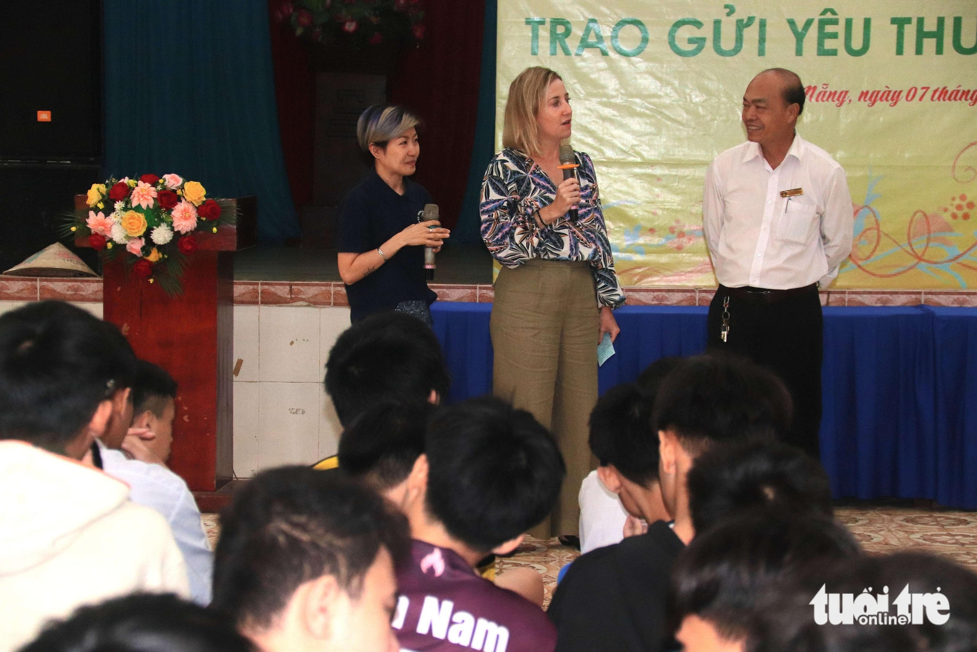 美国大使馆和总领事馆工作人员访问岘港希望村儿童