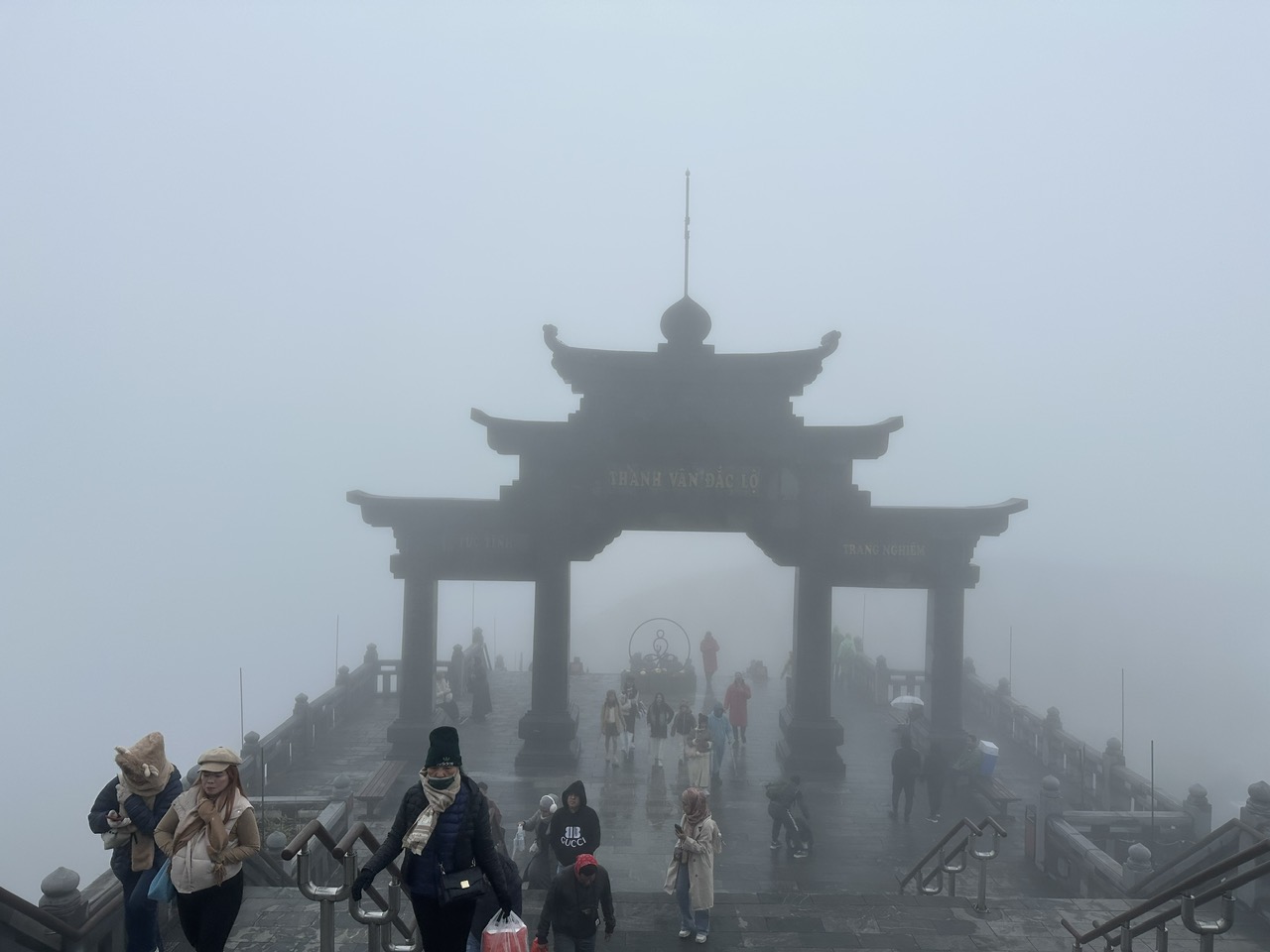 云在Fansipan山顶追逐人