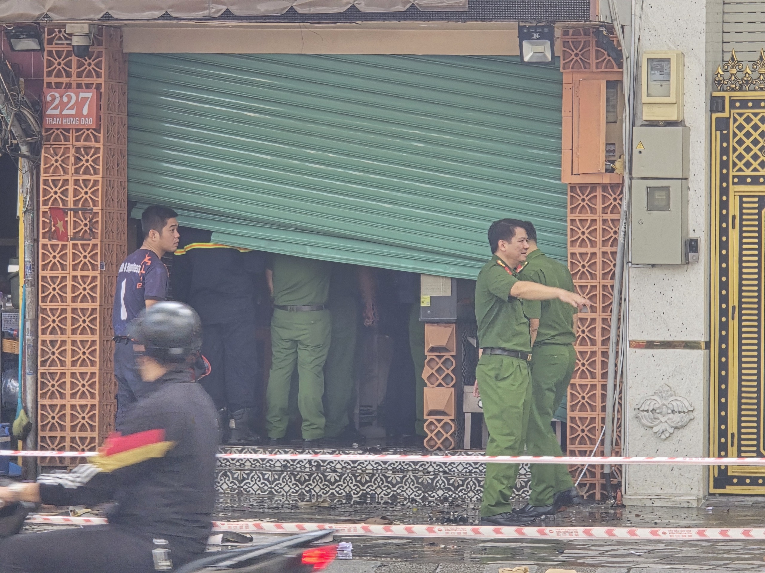 胡志明市要求逐户检查，处理‘铁笼’火灾后四死螺蛳粉店事件