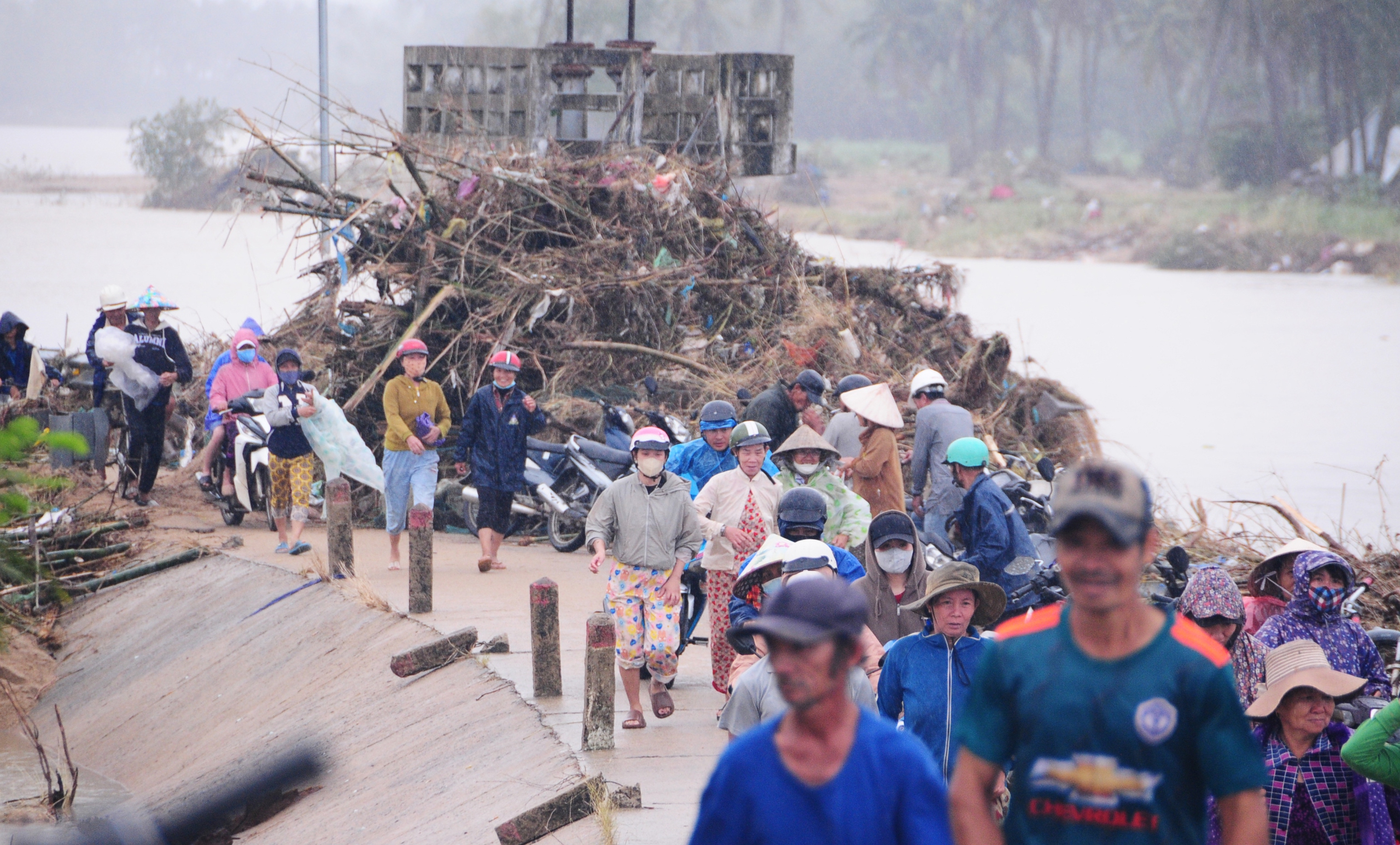 中部地区部队在一个月内两次帮助民众渡过特大洪水