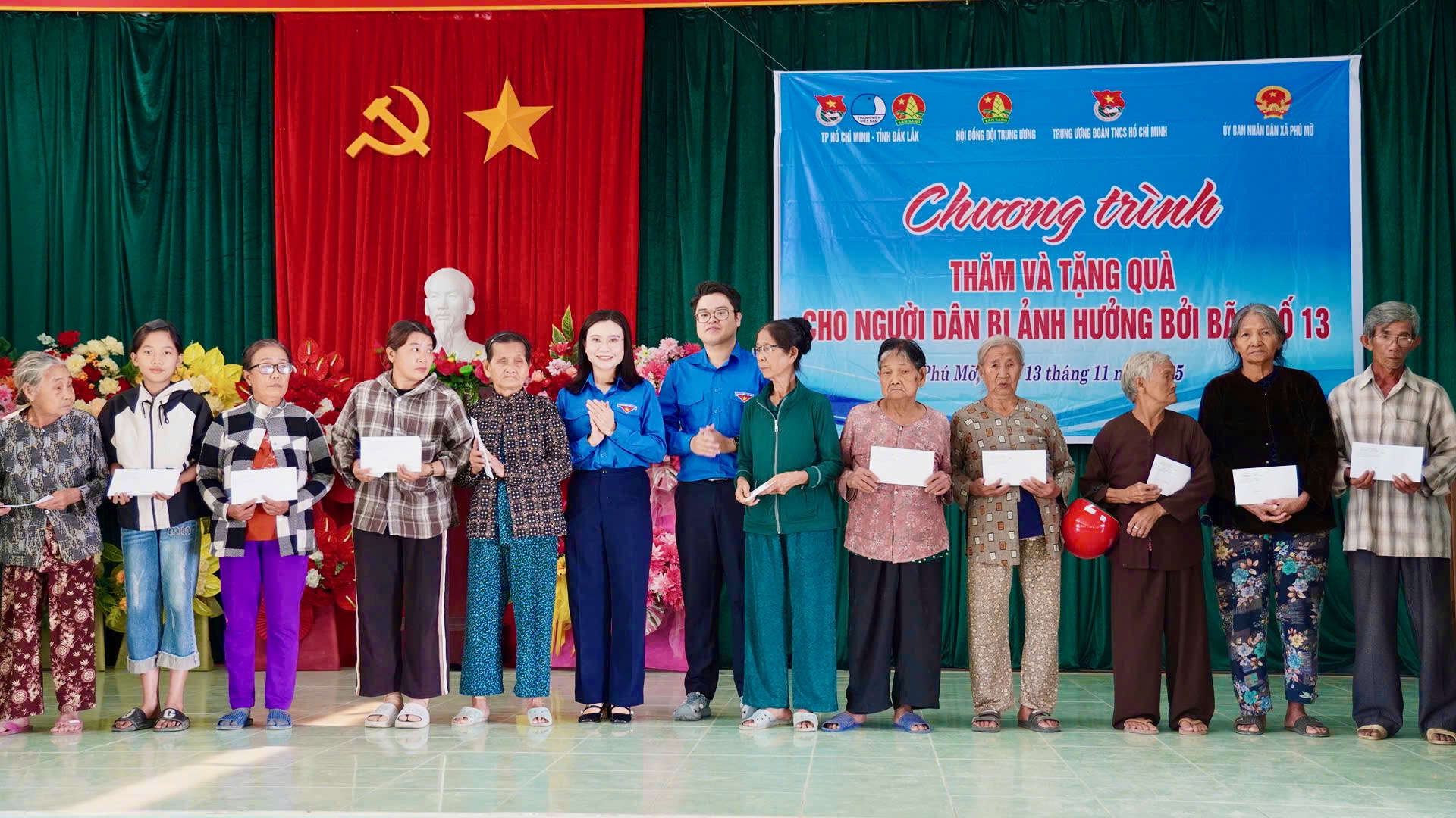 中央青年团慰问并赠送礼物给受洪水影响的达乐省居民