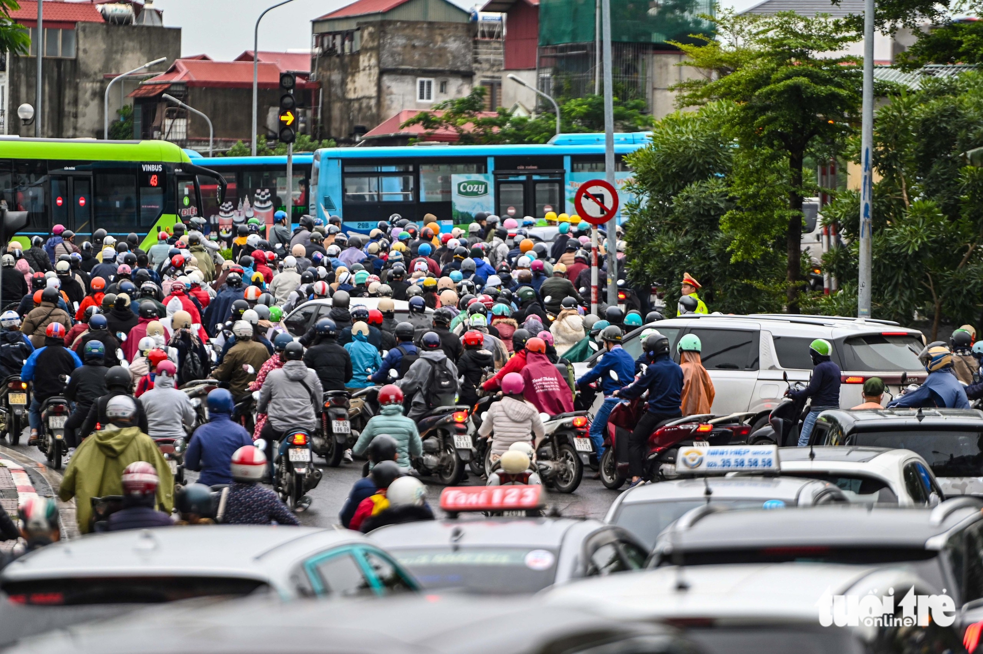龙边桥单向禁行，河内市民艰难寻找过河方式