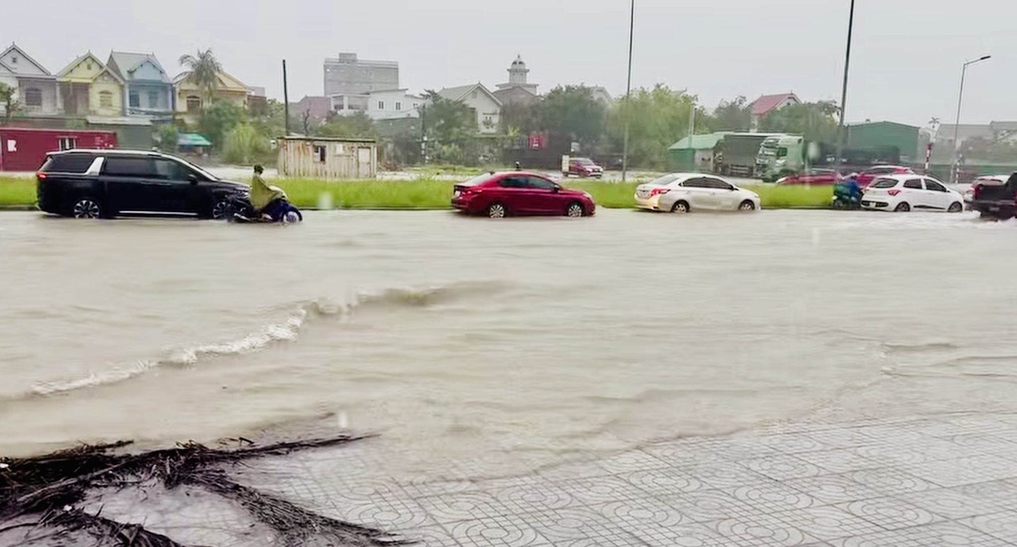 Bualoi台风前的大雨，义安省多条街道深积水