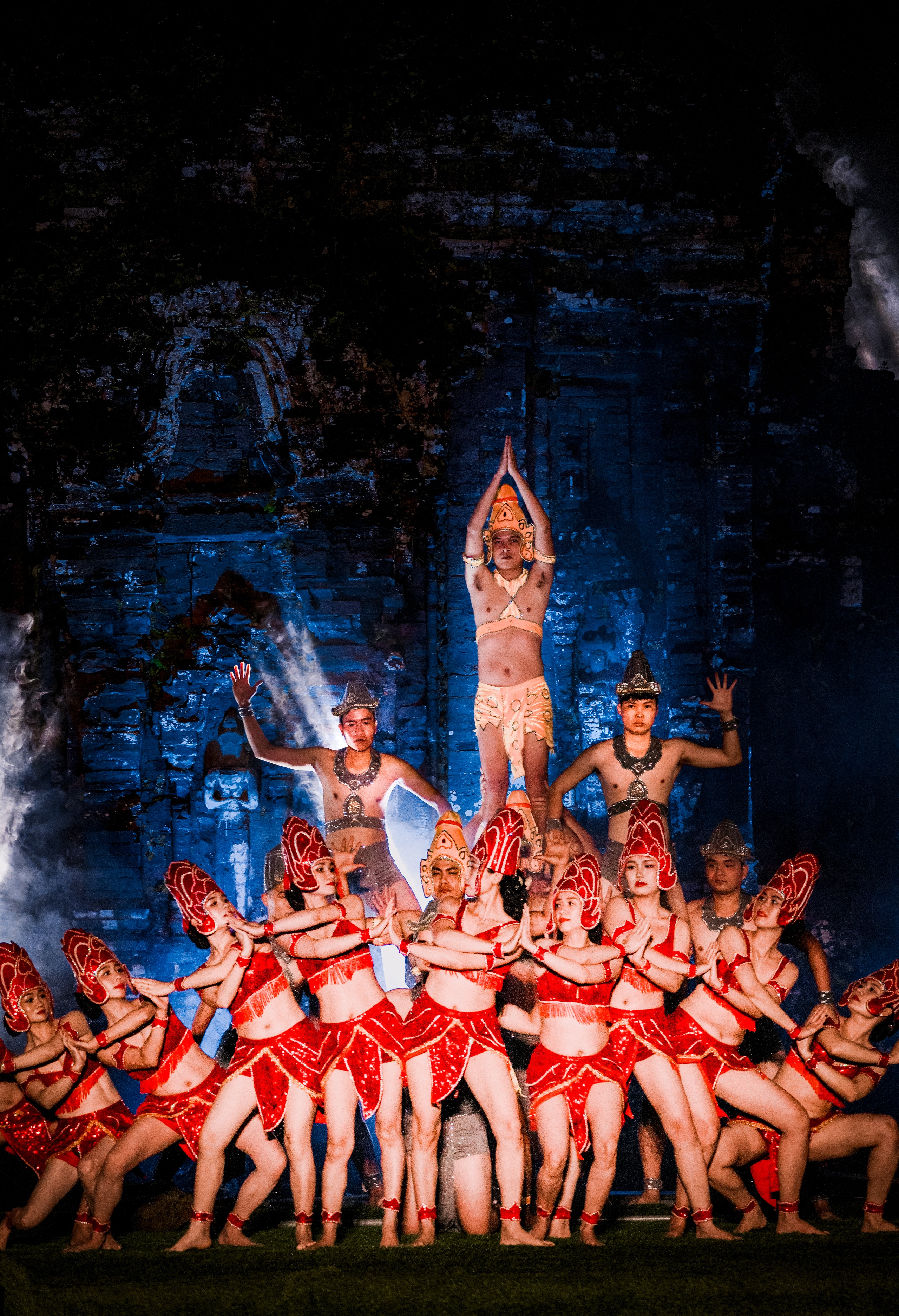 令人目不暇接的《传奇美山之夜》表演在千年古塔空间中上演