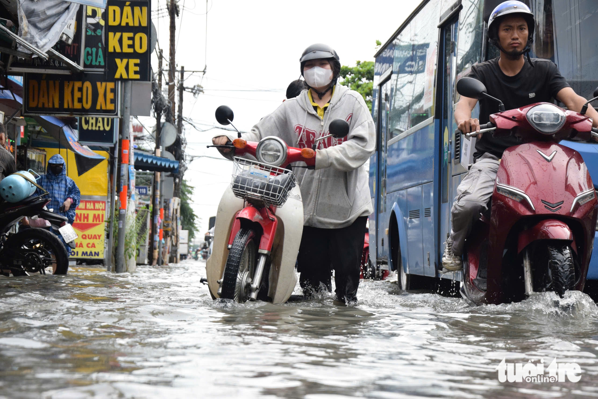大雨导致胡志明市严重内涝，多辆汽车熄火