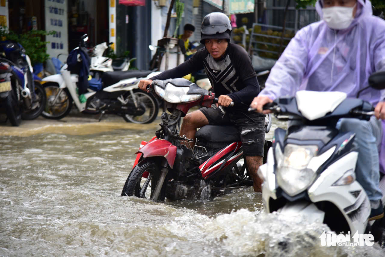 胡志明市多条路段因高潮达到顶峰而局部积水