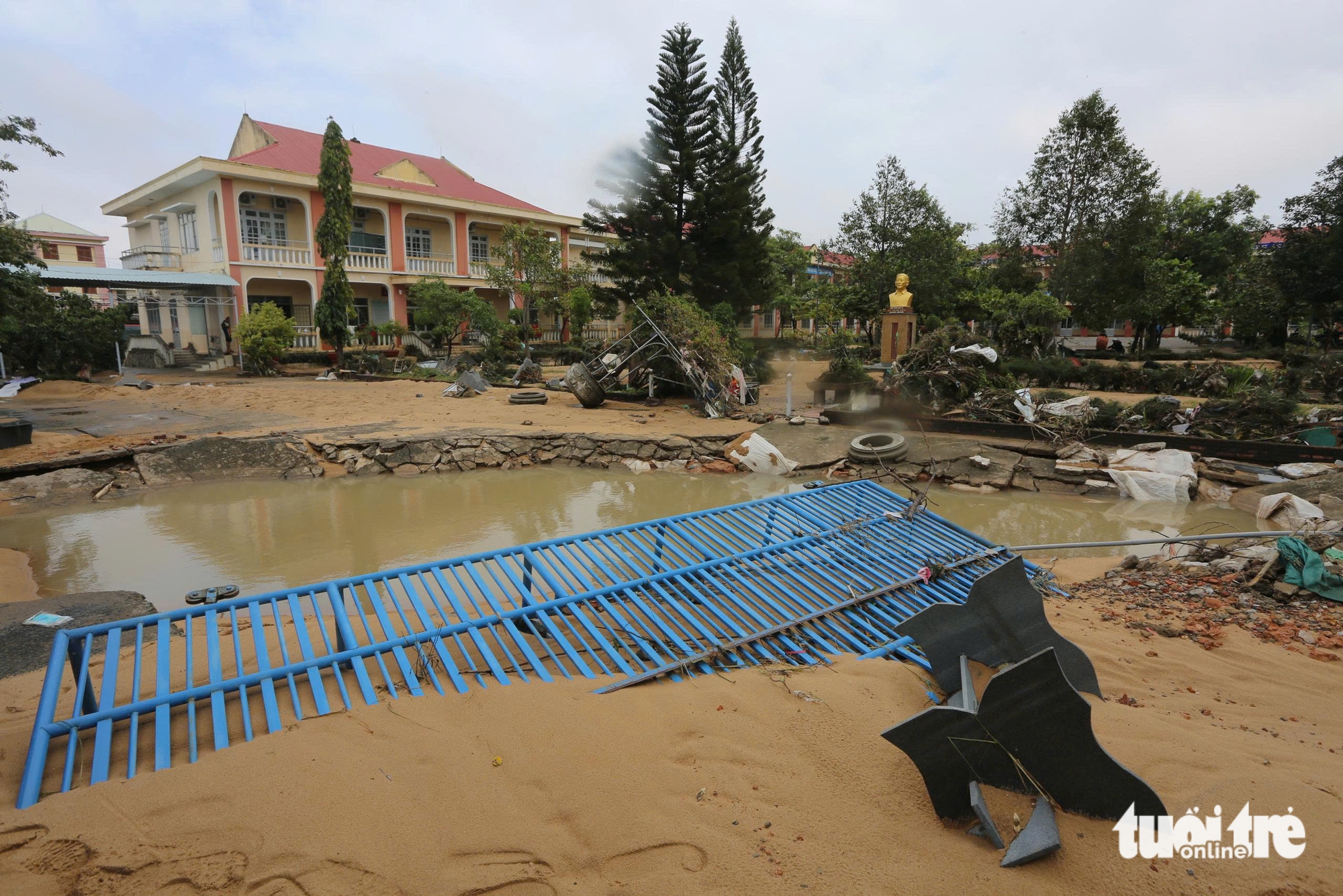 许多洪水地区的学校紧急修复以迎接学生返校