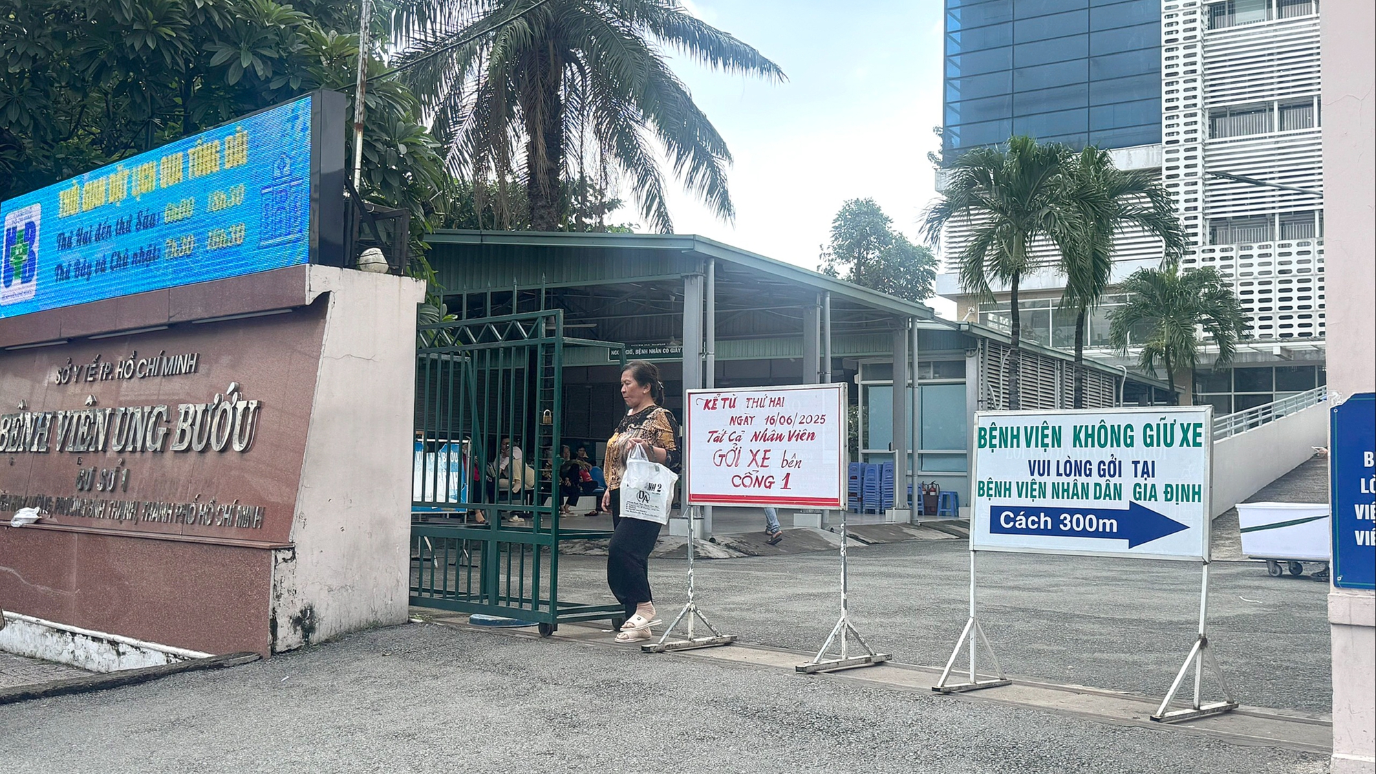 去医院没地方停车，眼红找外面高价停车位