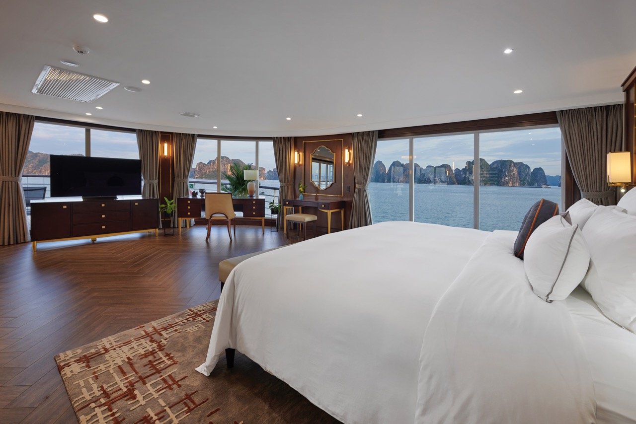 下龙湾的豪华与本土特色游轮之旅