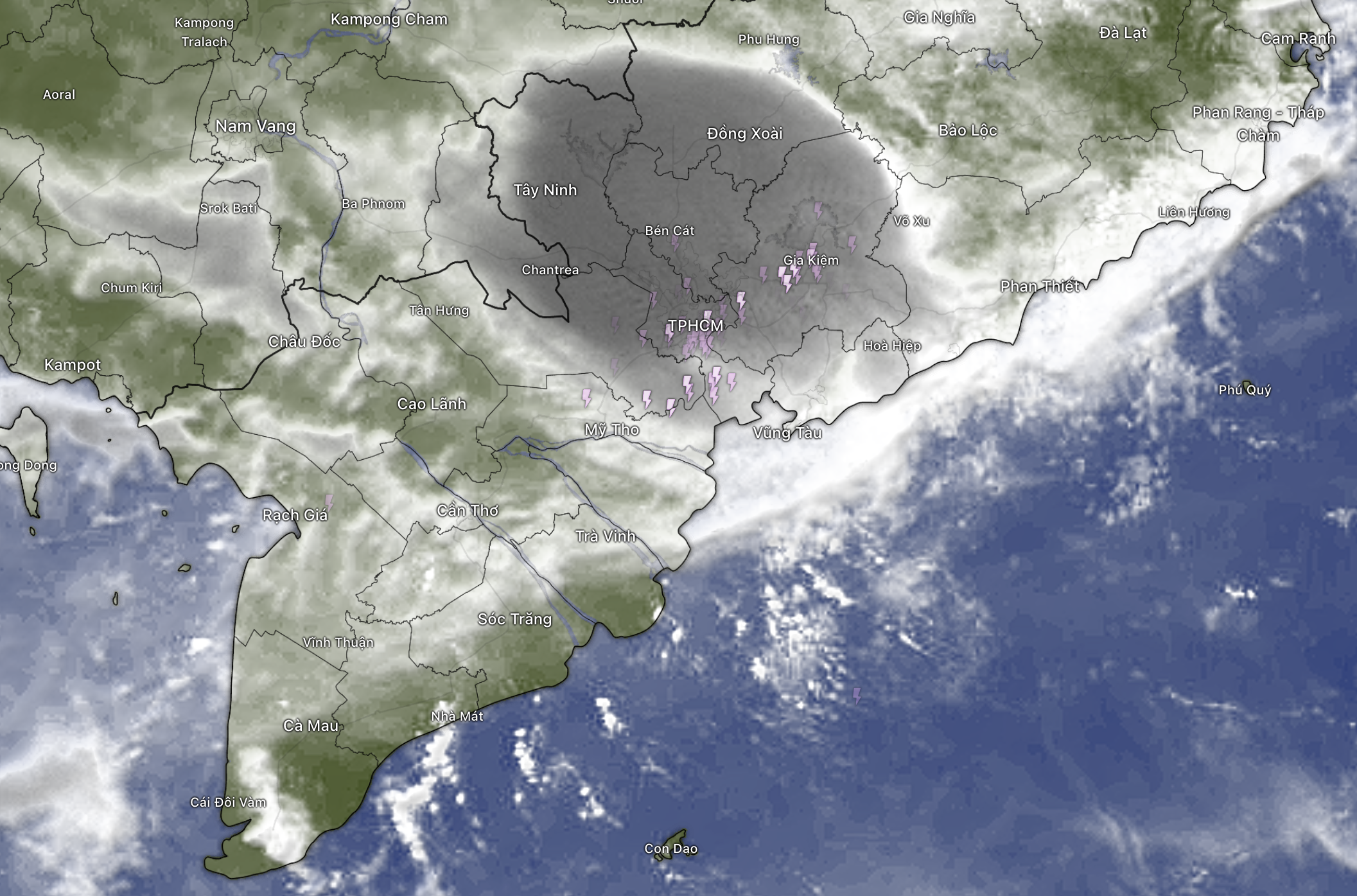 扰动导致雷声隆隆，胡志明市清晨雷雨