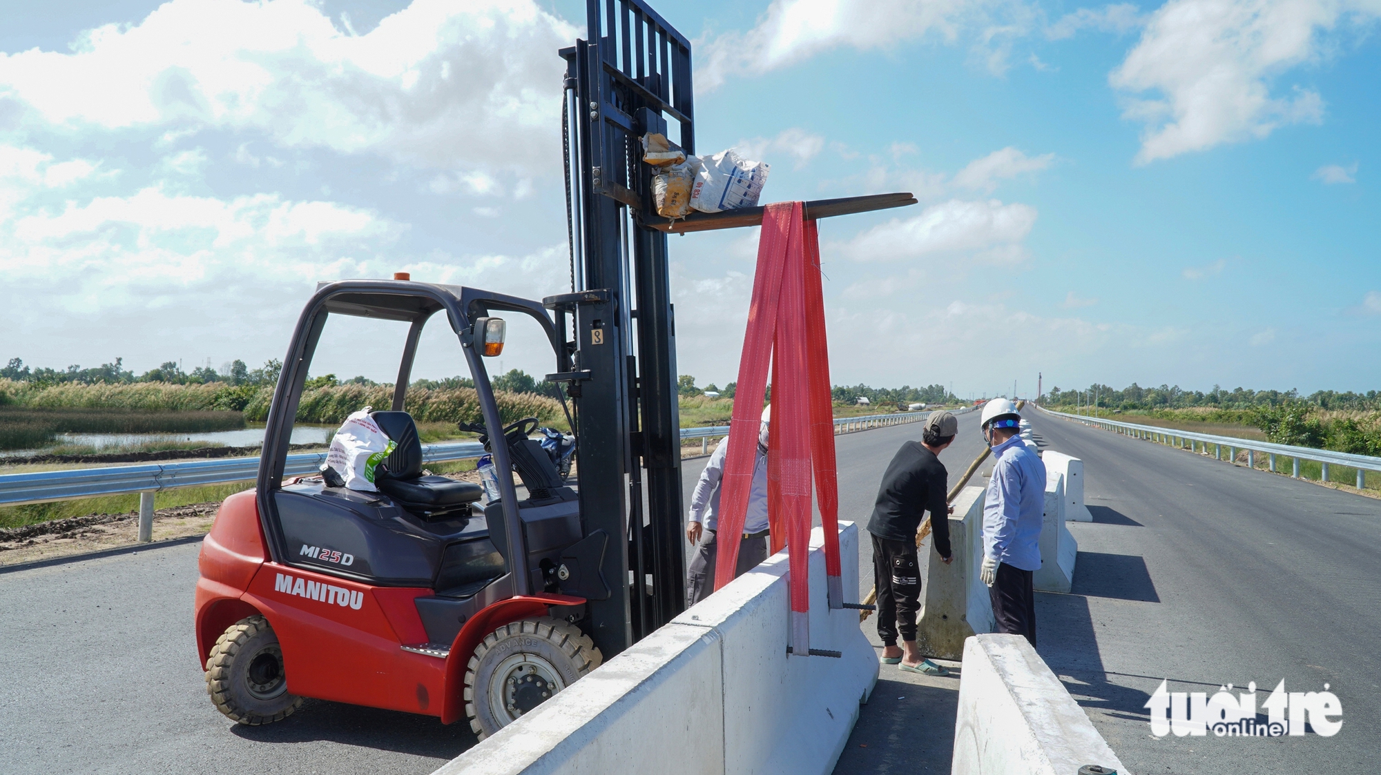 2100人连夜工作，14天后芹苴-金瓯高速公路将实现技术通车