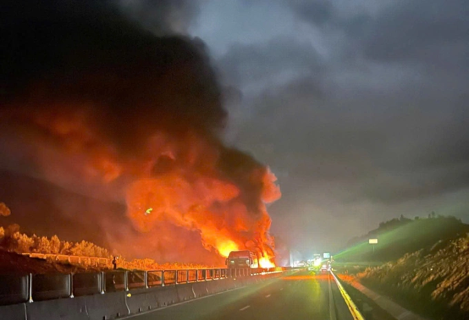 云峰-芽庄高速连环事故后三辆汽车烧毁