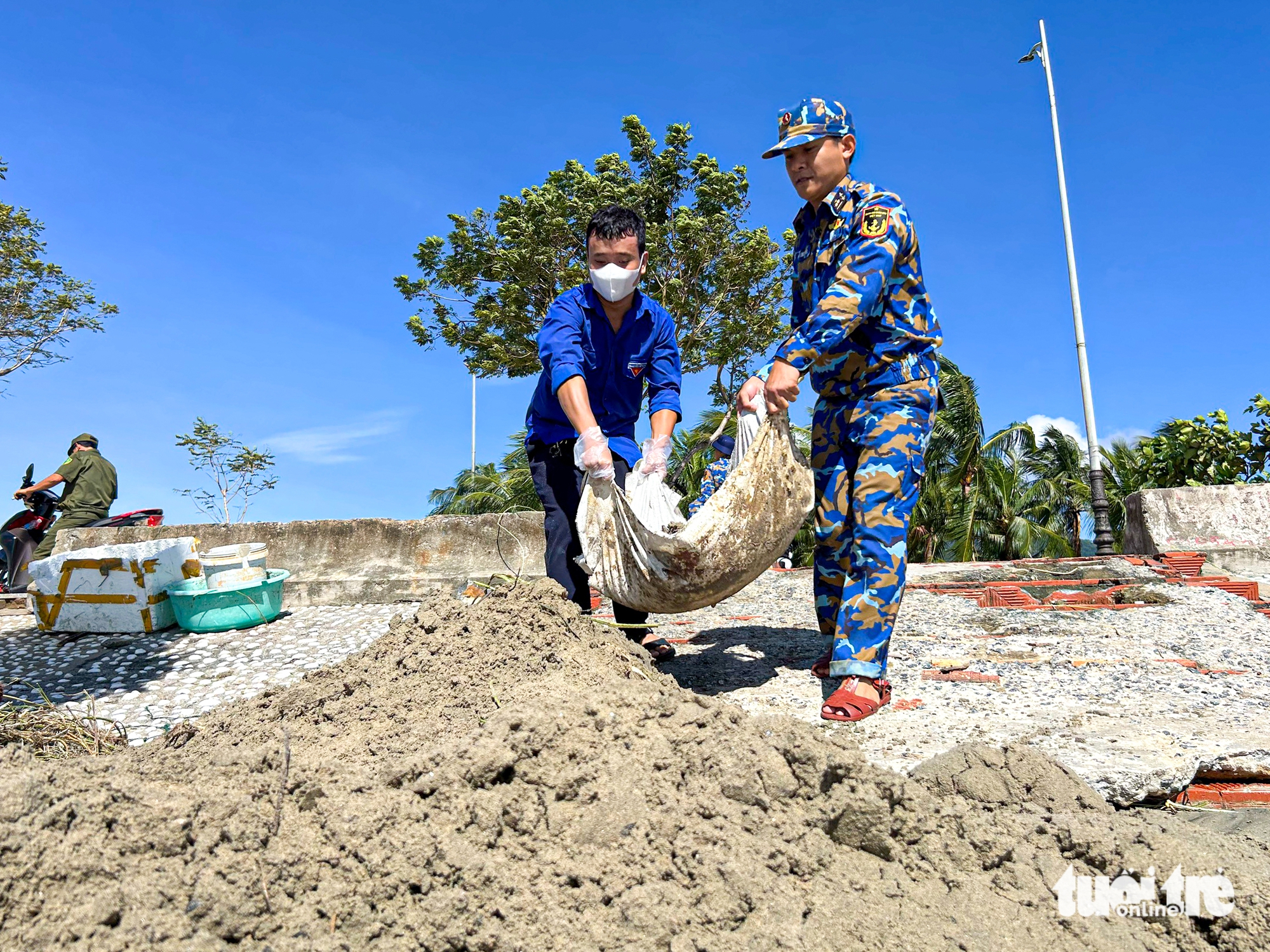 岘港：台风13号过后紧急清理街道上的杂乱垃圾