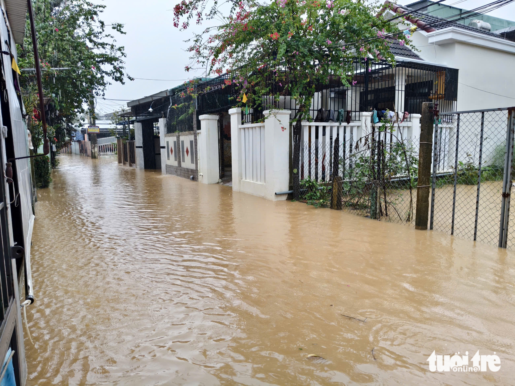 武嘉河-顺河上游洪水下降缓慢，下游民宅仍淹没超过1米