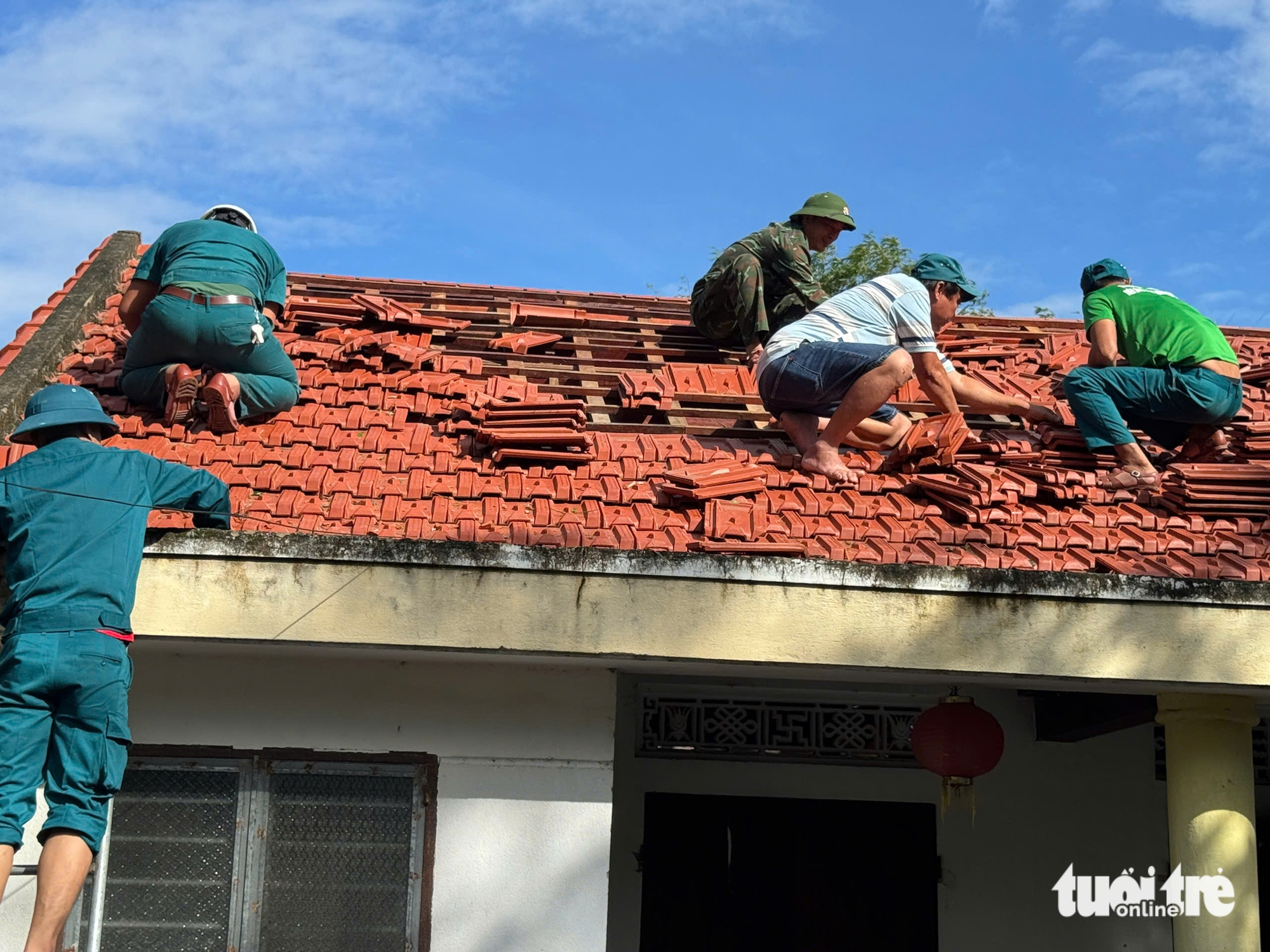 恐怖龙卷风夜间横扫岘港数十户民宅