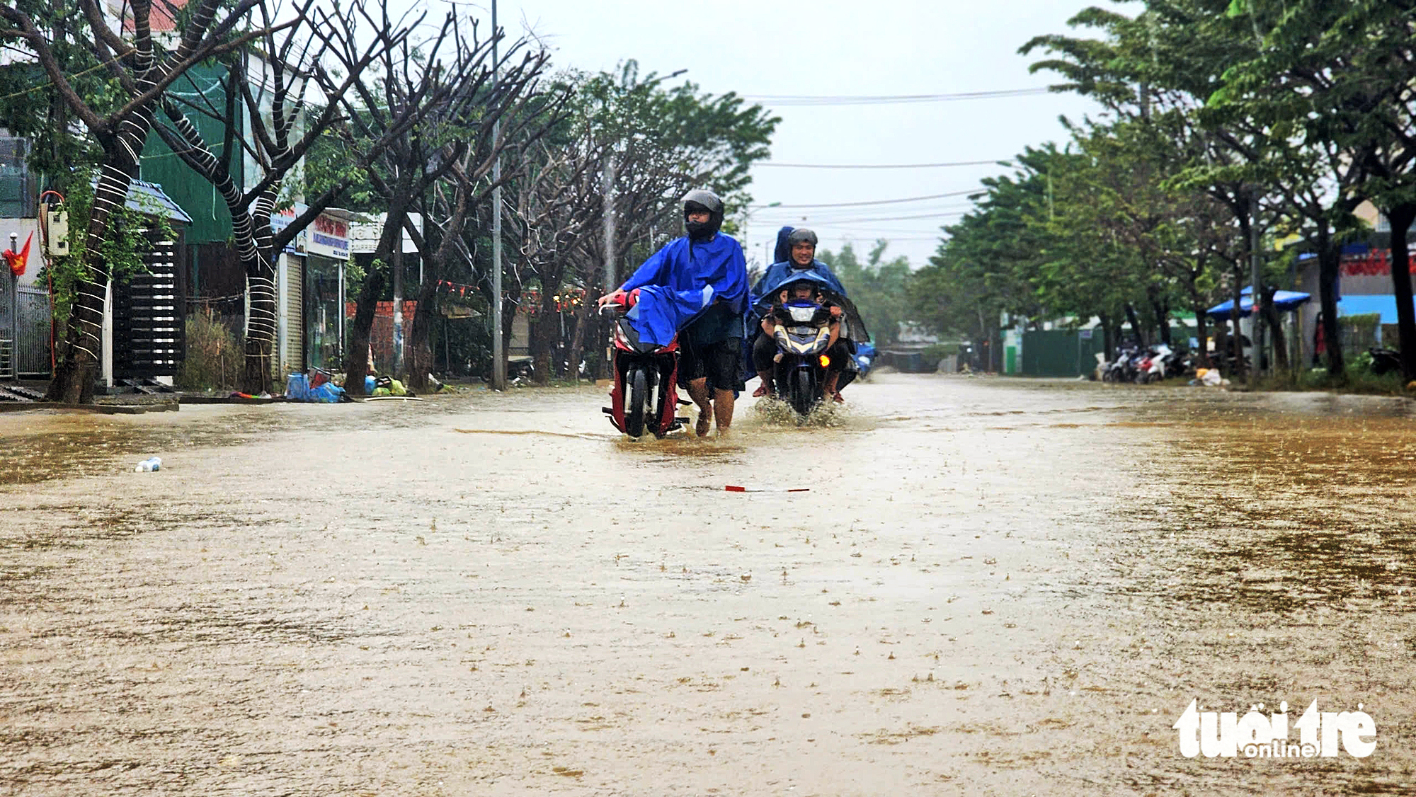 顺化多条街道因大雨和河水上涨再次被淹，预计今晚还有降雨