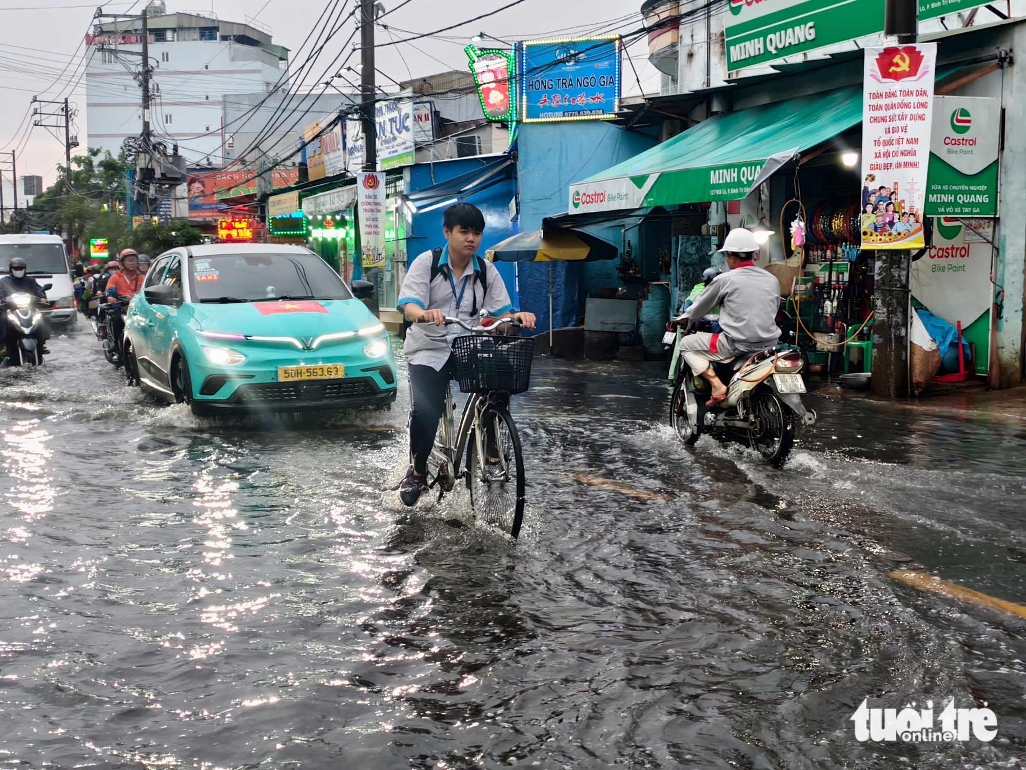潮汐结合雨水导致内涝，胡志明市市民下班时段涉水而行