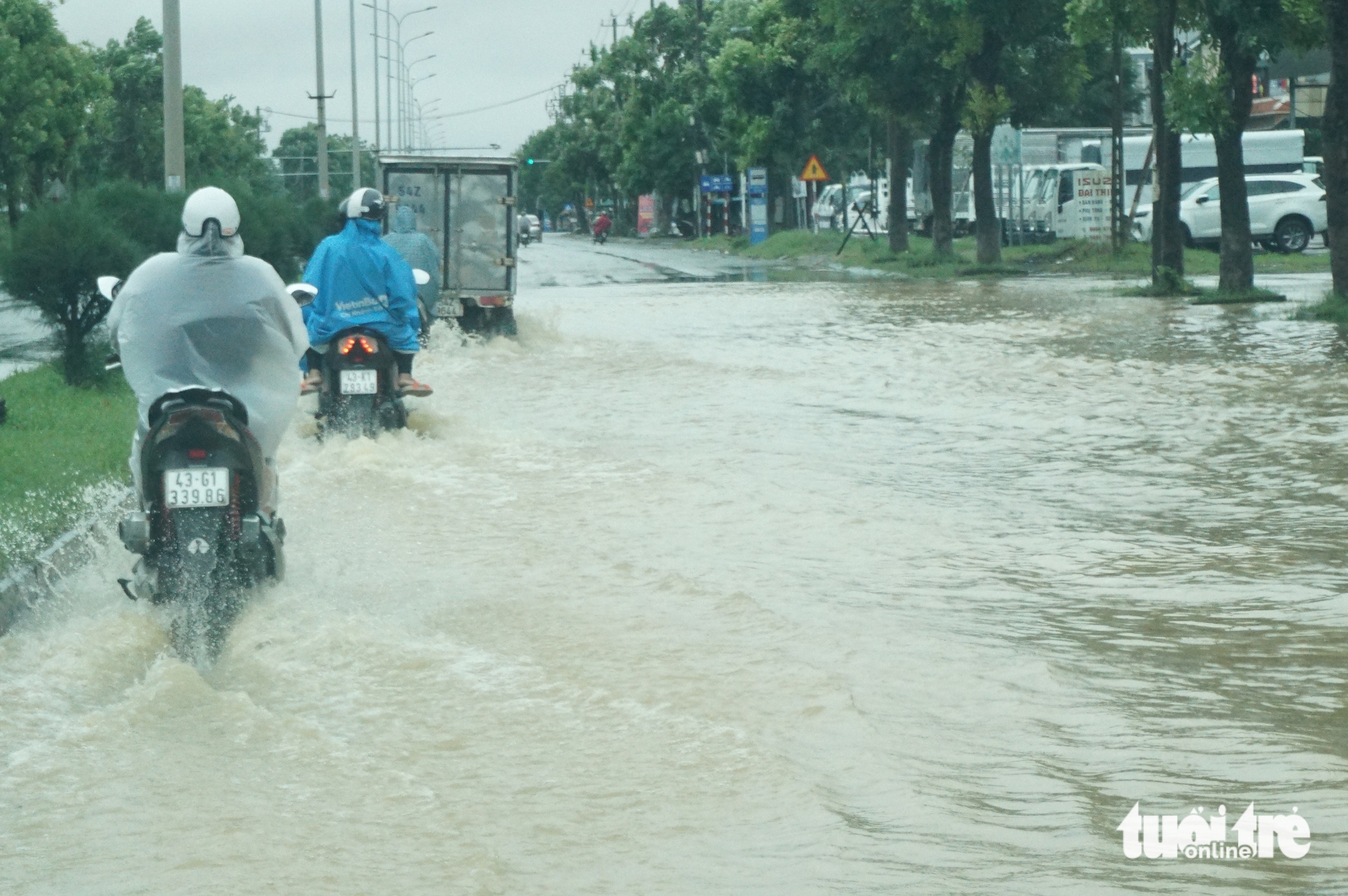 洪水淹没岘港1号国道，许多地方仍是一片汪洋