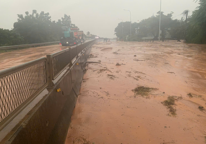 红沙淹没林同省1号国道，交通瘫痪